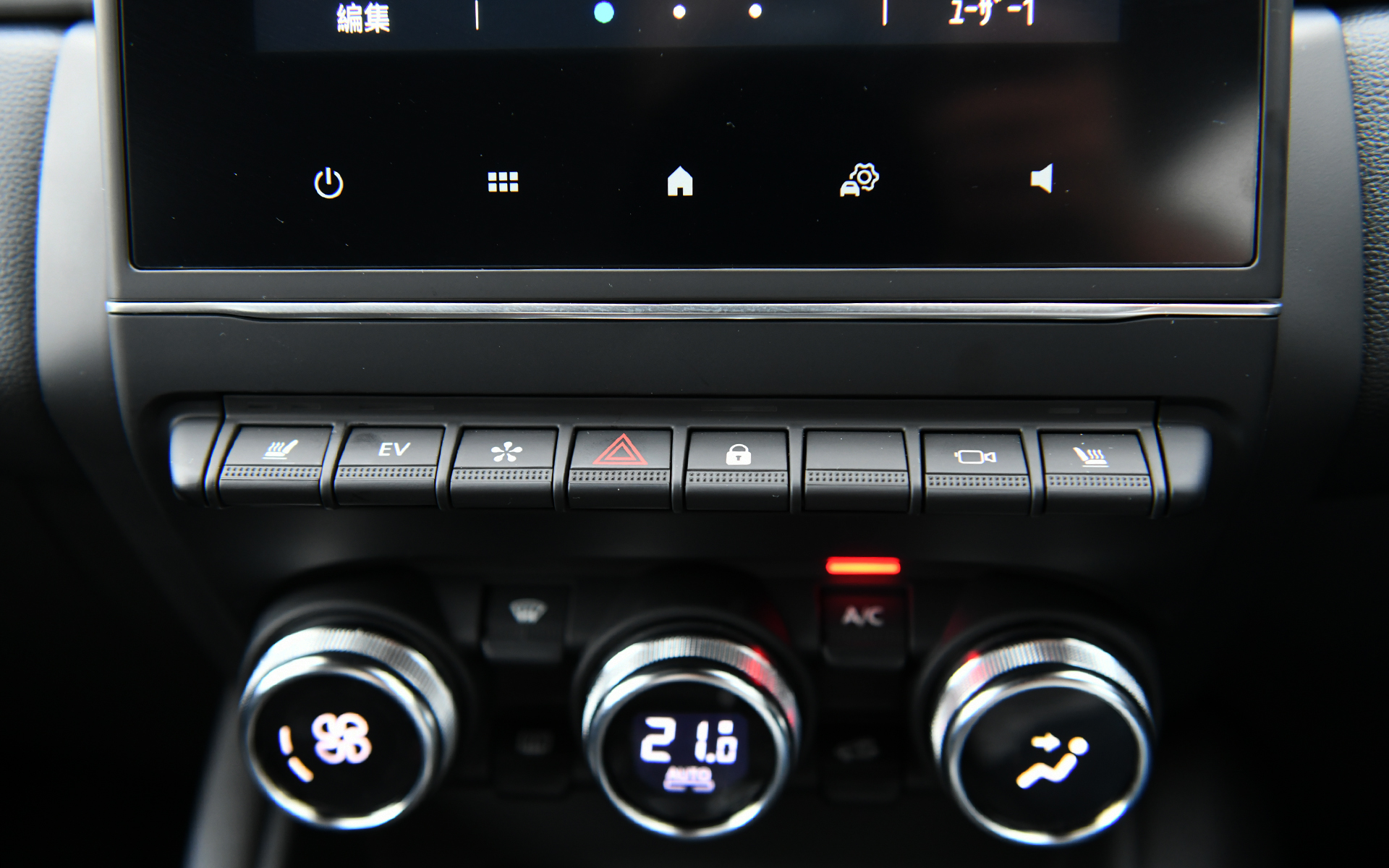 インテリアデザインもキャプチャーのガソリンモデルと共通となり、人間工学に基づいてドライバーを中心に考えられたスマートコクピットデザインが特徴。高いアイポイントと水平基調のダッシュボード、フレームレスミラーによって広さを演出。7インチマルチメディア ESY LINKのタッチスクリーンはドライバー側にわずかに角度がつけられている。また、上位クラスのモデルをベンチマークにし、細部の仕上げまでこだわり、手の触れる部分には高品質なソフト素材を採用している