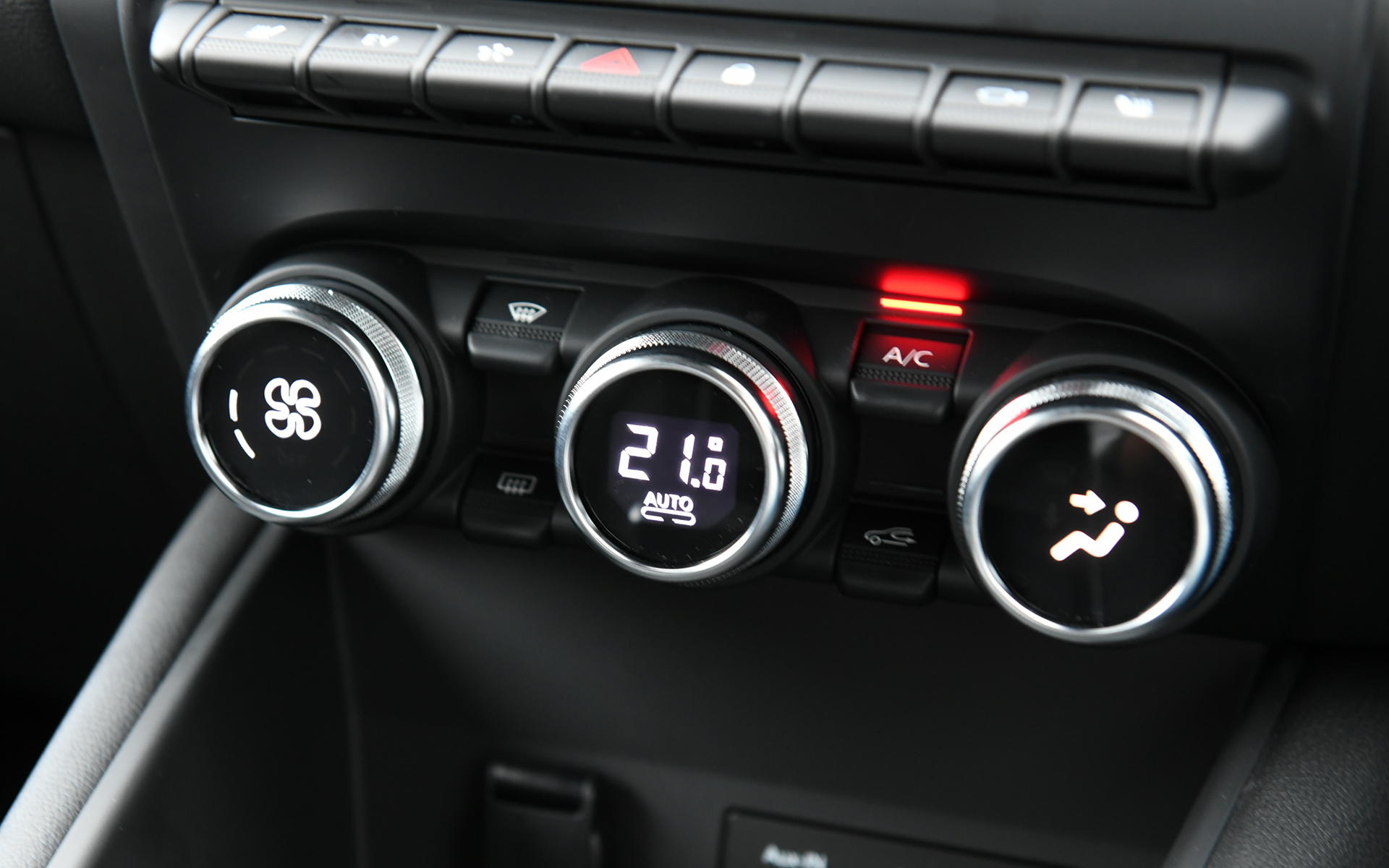 インテリアデザインもキャプチャーのガソリンモデルと共通となり、人間工学に基づいてドライバーを中心に考えられたスマートコクピットデザインが特徴。高いアイポイントと水平基調のダッシュボード、フレームレスミラーによって広さを演出。7インチマルチメディア ESY LINKのタッチスクリーンはドライバー側にわずかに角度がつけられている。また、上位クラスのモデルをベンチマークにし、細部の仕上げまでこだわり、手の触れる部分には高品質なソフト素材を採用している