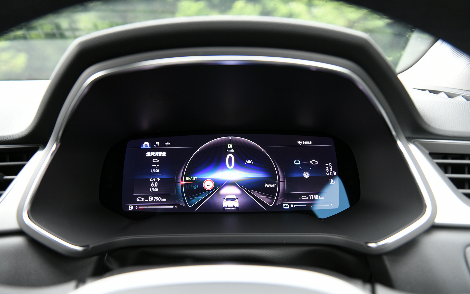 インテリアデザインもキャプチャーのガソリンモデルと共通となり、人間工学に基づいてドライバーを中心に考えられたスマートコクピットデザインが特徴。高いアイポイントと水平基調のダッシュボード、フレームレスミラーによって広さを演出。7インチマルチメディア ESY LINKのタッチスクリーンはドライバー側にわずかに角度がつけられている。また、上位クラスのモデルをベンチマークにし、細部の仕上げまでこだわり、手の触れる部分には高品質なソフト素材を採用している