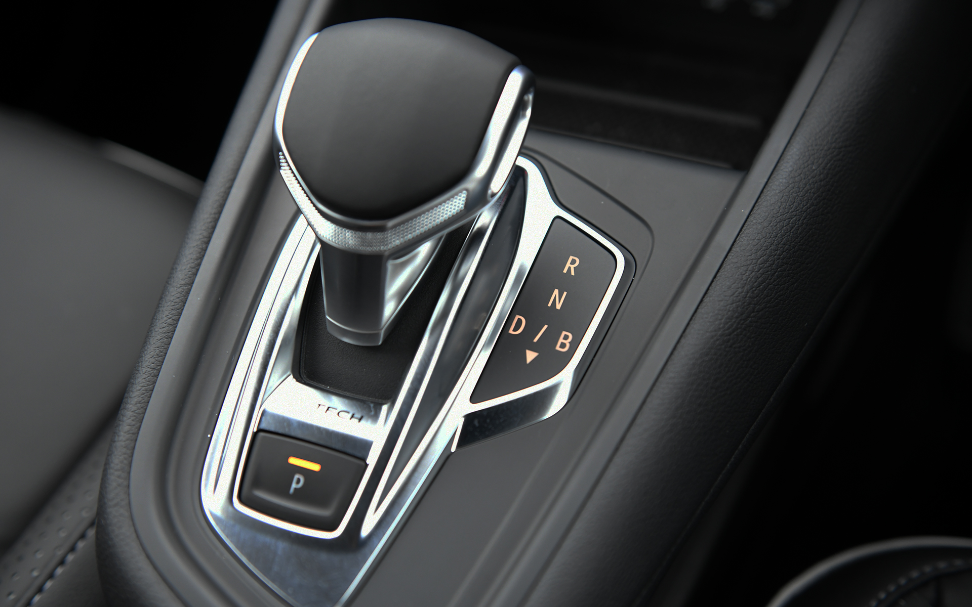 インテリアデザインもキャプチャーのガソリンモデルと共通となり、人間工学に基づいてドライバーを中心に考えられたスマートコクピットデザインが特徴。高いアイポイントと水平基調のダッシュボード、フレームレスミラーによって広さを演出。7インチマルチメディア ESY LINKのタッチスクリーンはドライバー側にわずかに角度がつけられている。また、上位クラスのモデルをベンチマークにし、細部の仕上げまでこだわり、手の触れる部分には高品質なソフト素材を採用している