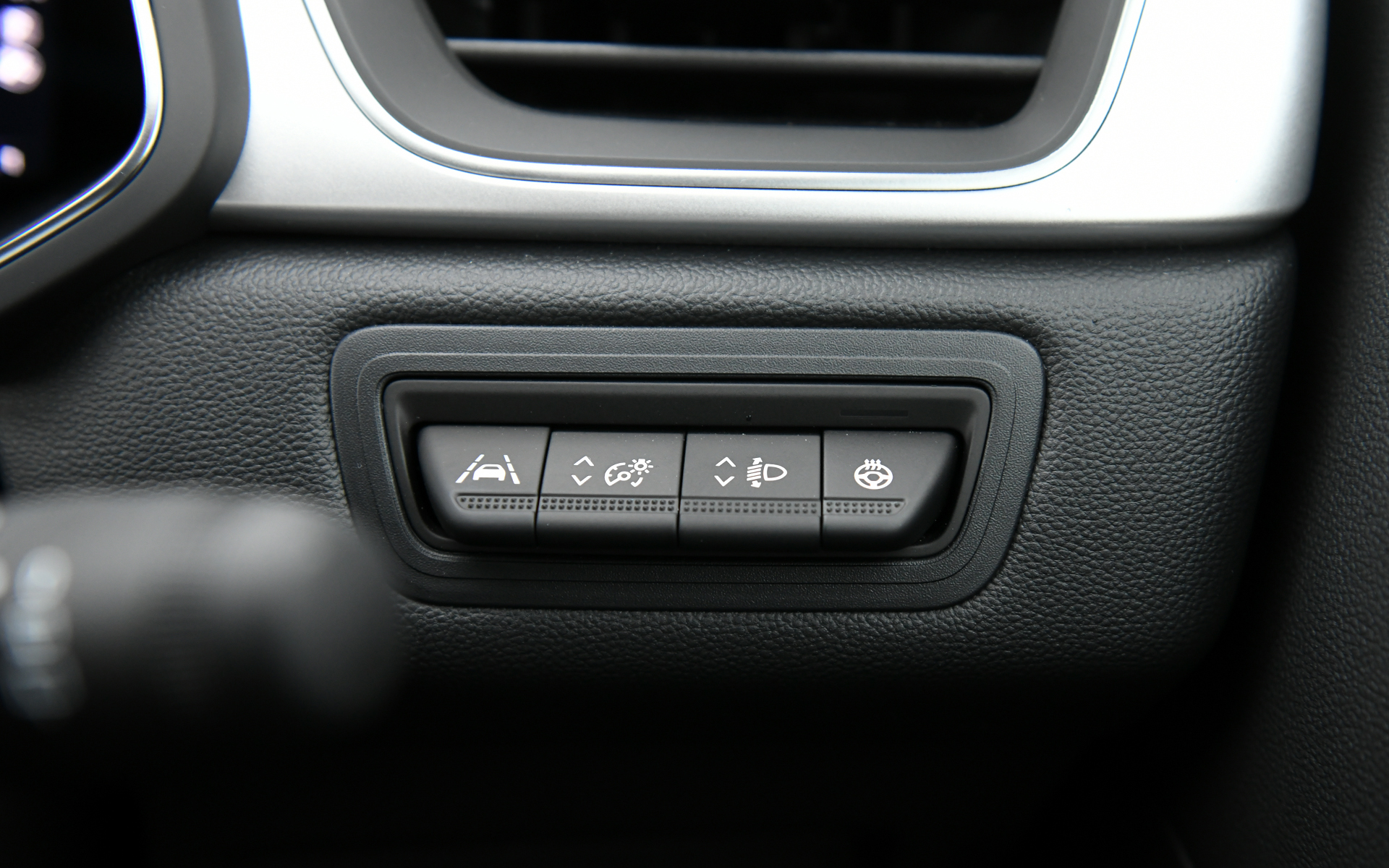 インテリアデザインもキャプチャーのガソリンモデルと共通となり、人間工学に基づいてドライバーを中心に考えられたスマートコクピットデザインが特徴。高いアイポイントと水平基調のダッシュボード、フレームレスミラーによって広さを演出。7インチマルチメディア ESY LINKのタッチスクリーンはドライバー側にわずかに角度がつけられている。また、上位クラスのモデルをベンチマークにし、細部の仕上げまでこだわり、手の触れる部分には高品質なソフト素材を採用している