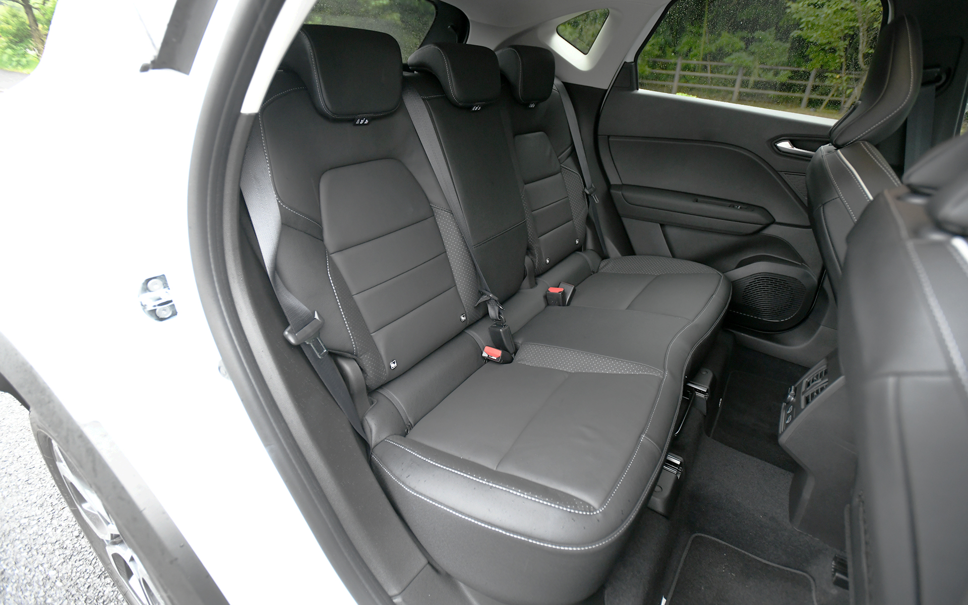 キャプチャー E-TECH HYBRID レザーパックはレザーシートに加え、ランバーサポート付きの運転席電動シートが標準装備される。レザーパック非装着の場合はファブリック×レザー調のコンビシートとなる。6：4分割可倒式リアシートは前後に最大160mmスライド可能