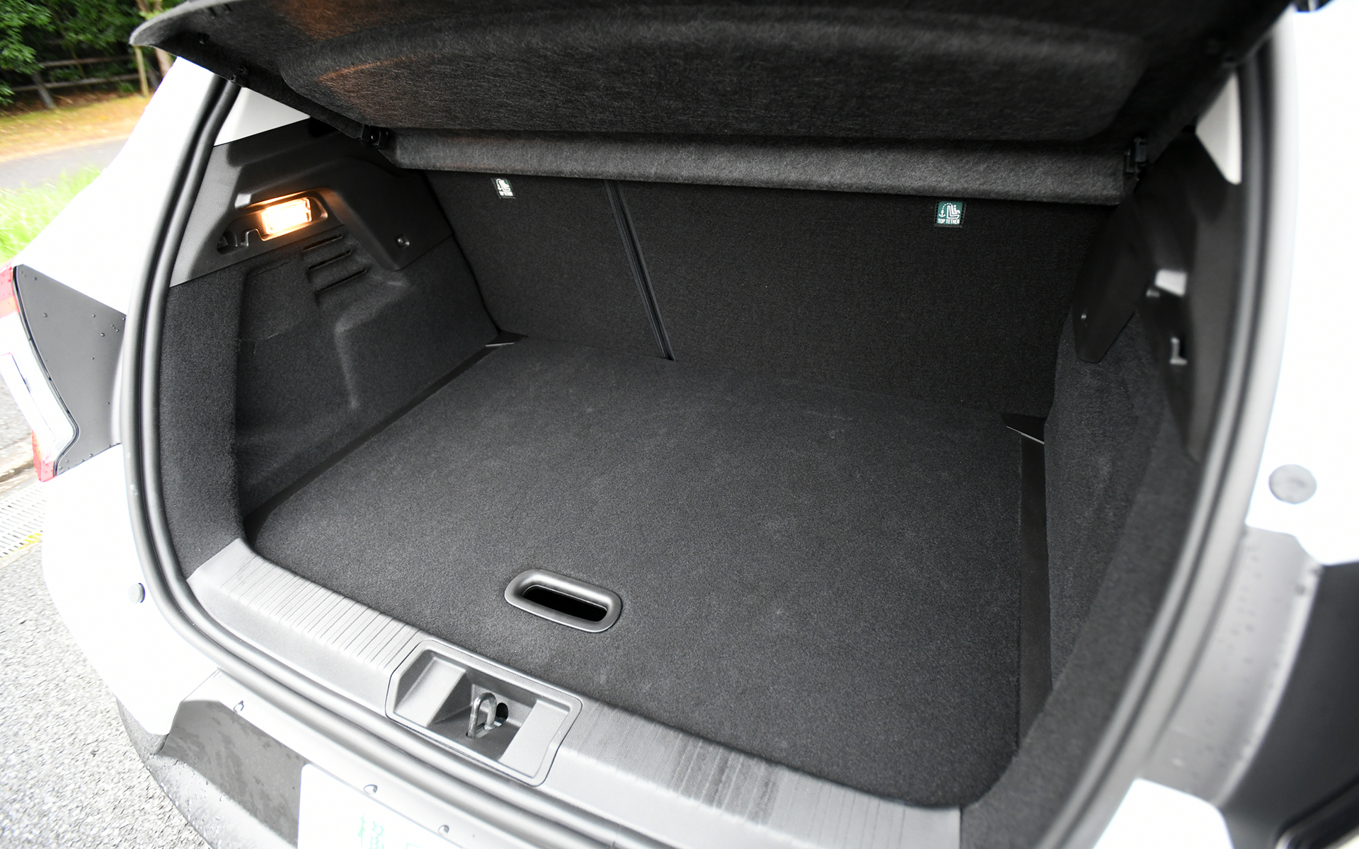 ラゲッジは440Lの容量を確保。スペースを上下に分割するラゲッジボードが装備される