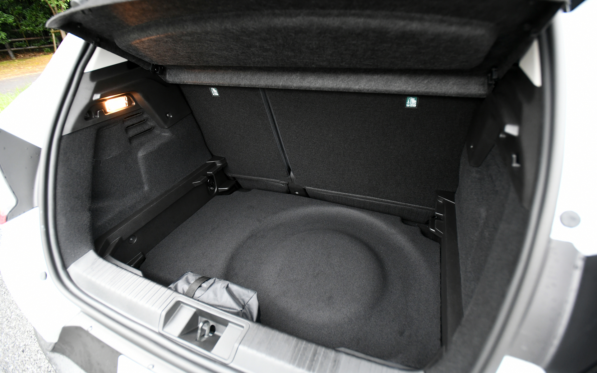 ラゲッジは440Lの容量を確保。スペースを上下に分割するラゲッジボードが装備される