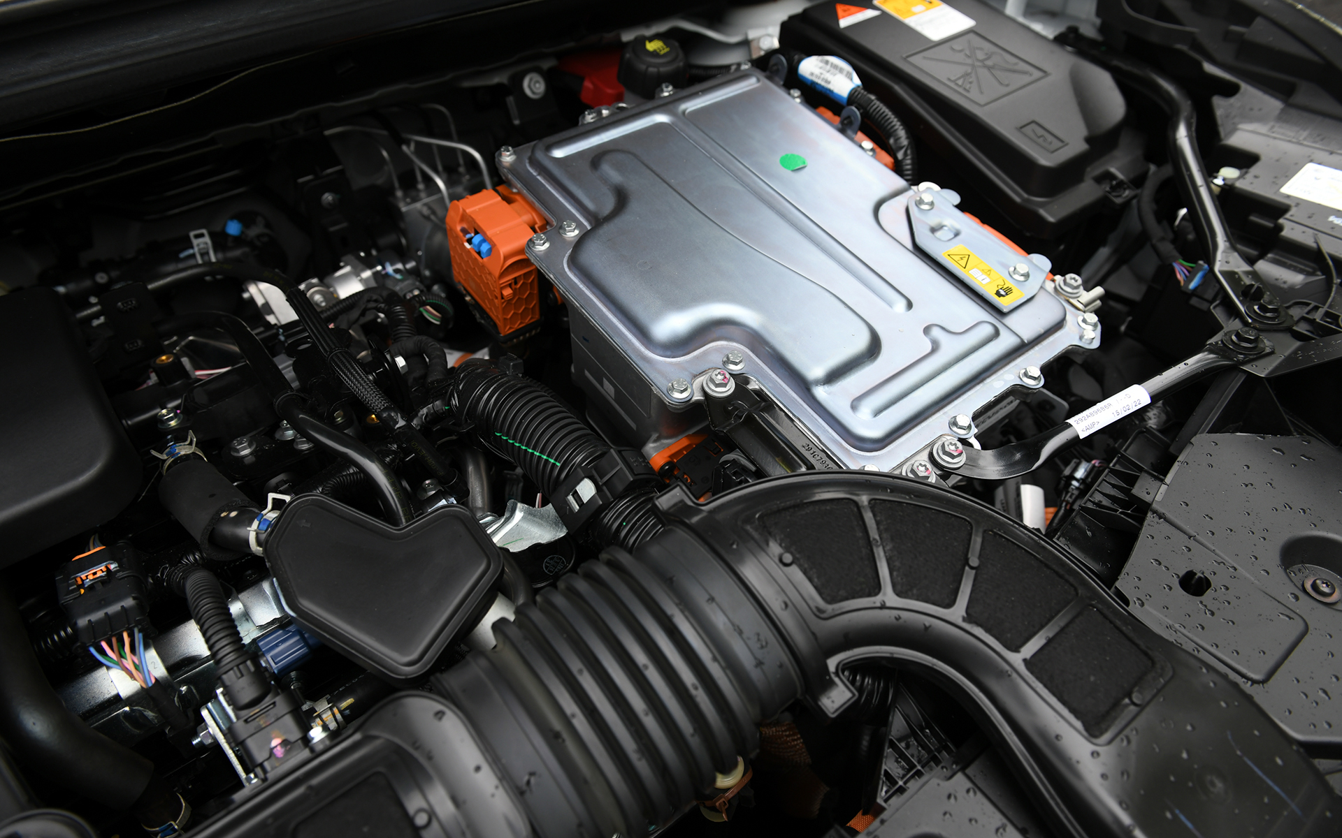 パワートレーンには最高出力69kW(94PS)/5600rpm、最大トルク148Nm(15.1kgfm)/3600rpmを発生する直列4気筒DOHC 1.6リッター「HR16」エンジンを搭載。組み合わせるEモーターは最高出力36kW(49PS)/1677-6000rpm、最大トルク205Nm(20.9kgfm)/200-1677rpmを、HSGは最高出力15kW(20PS)/2865-1万rpm、最大トルク50Nm(5.1kgfm)/200-2865rpmを発生する。トランスミッションにはF1由来の技術を採用した電子制御ドッグクラッチマルチモードATを搭載