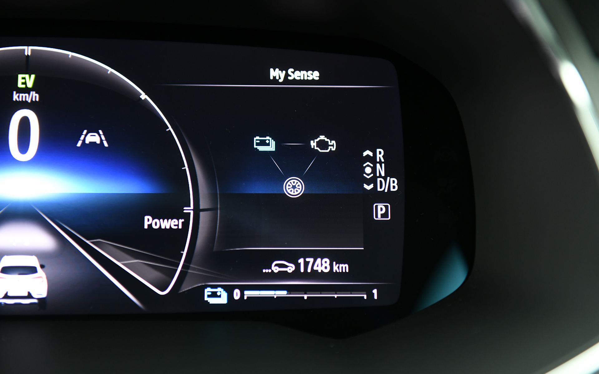 10.2インチフルデジタルインストゥルメントパネルの右側にエネルギーマネジメント表示を配置