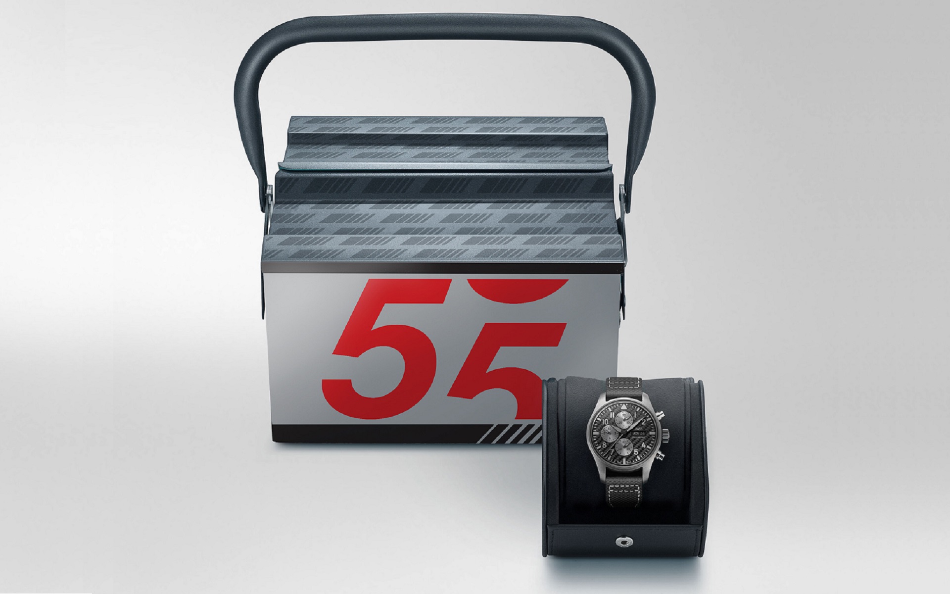 メルセデスAMG GT3 エディション55購入者には、スイスの高級腕時計ブランド「IWCシャフハウゼン」が手掛ける特別な腕時計が贈呈される。腕時計の裏には購入車両のシャシーナンバーが刻まれるという