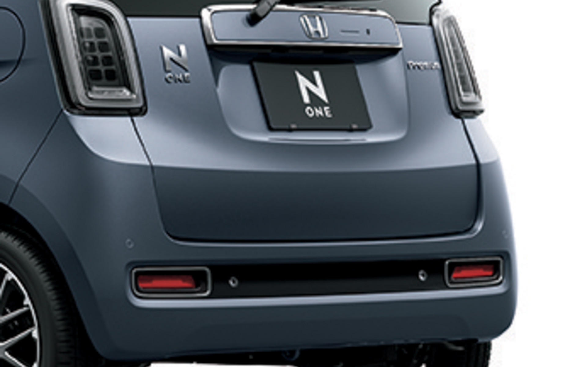 フォグライトガーニッシュモールやヘッドライトなどの加飾がダーク調になったPremium