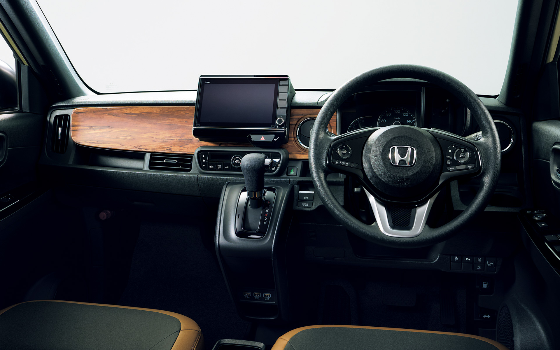 ウッド調のインパネガーニッシュを採用