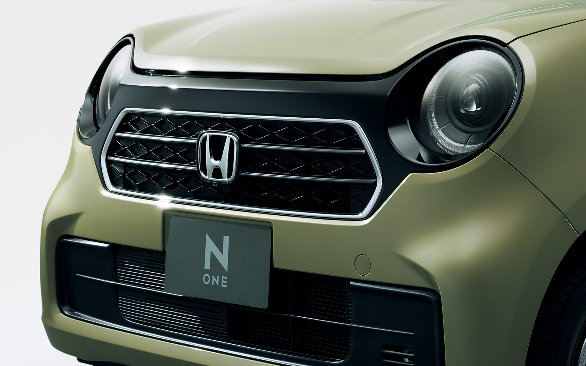 フロントグリルは高級感のあるクロームメッキの加飾が施される