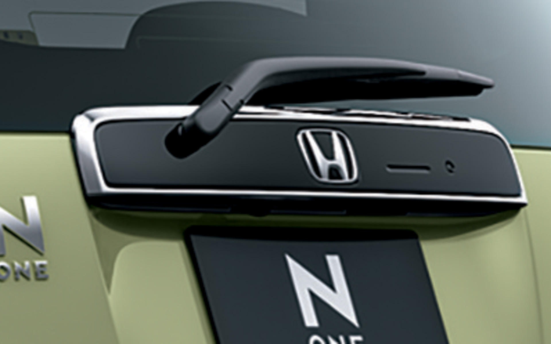 ライセンスガーニッシュとサイドモールをブラックにして引き締められた印象に