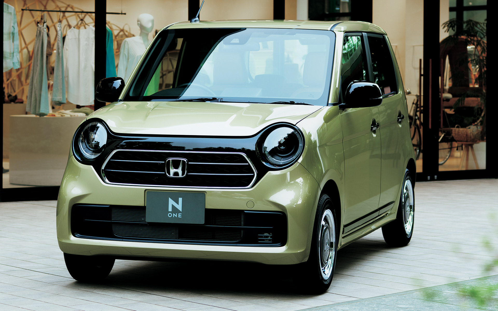 本田技研工業「N-ONE」がマイナーチェンジ。画像は特別仕様車の「STYLE＋ URBAN」で、ボディカラーは新色のガーデングリーン・メタリック