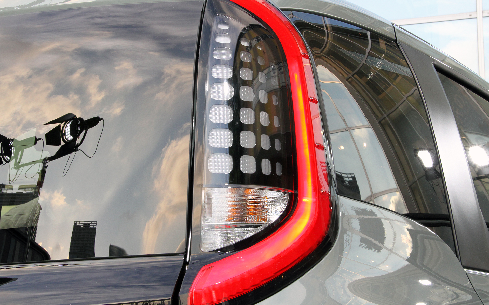 Zグレード標準装備のLEDライン発光テールランプ＆LEDストップランプ＋ターン＆バックアップランプ