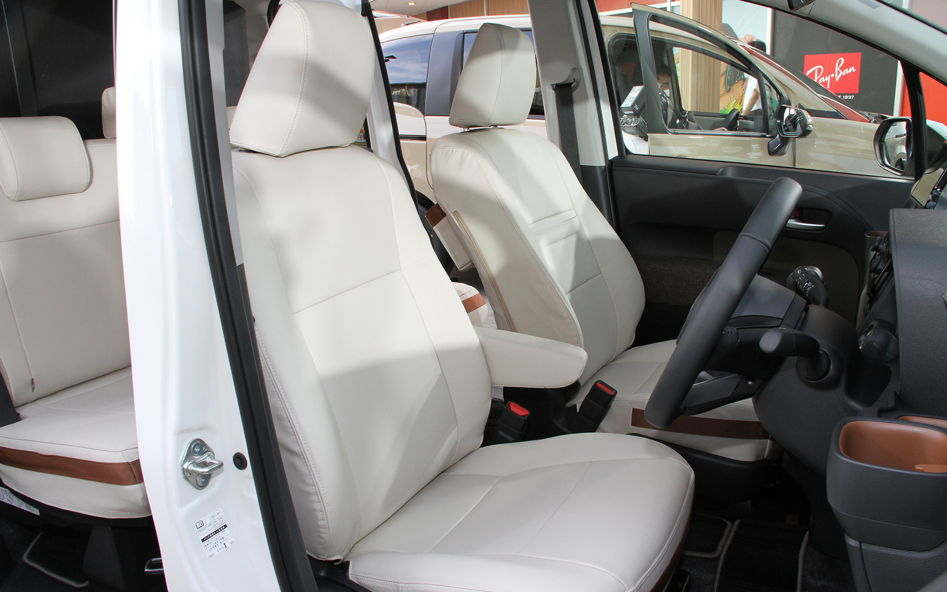 インテリアでは水平基調のインストルメントパネルを採用。アッパー部前端から左右のドアベルトラインへのシームレスなつながりにより、室内空間の広がりと車両感覚のつかみやすさをサポート。インテリアカラーは明るい「フロマージュ」、落ち着いた空間を演出する「ブラック」、親しみやすいアースカラーの「カーキ」（オプション設定）の3色を用意