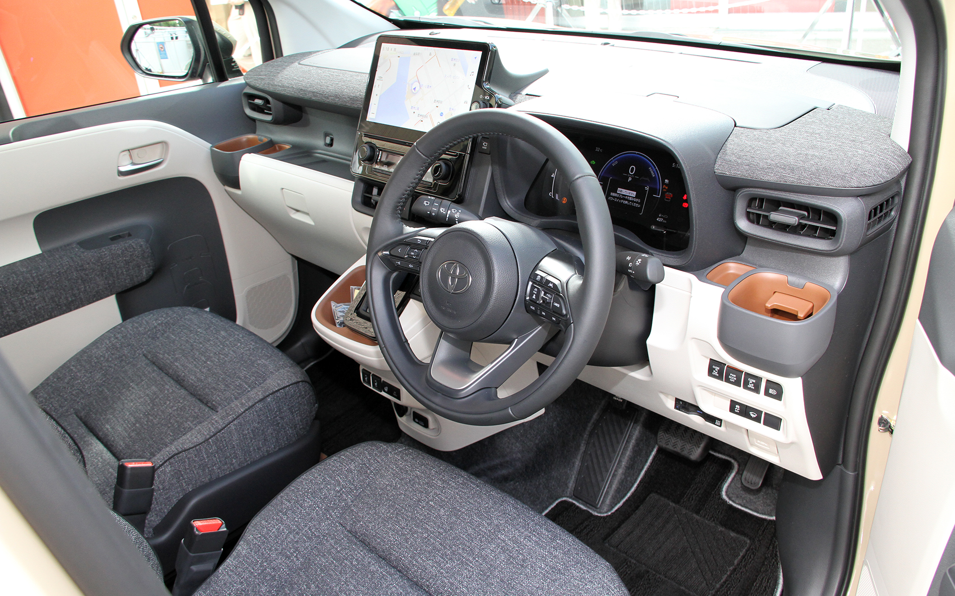 インテリアでは水平基調のインストルメントパネルを採用。アッパー部前端から左右のドアベルトラインへのシームレスなつながりにより、室内空間の広がりと車両感覚のつかみやすさをサポート。インテリアカラーは明るい「フロマージュ」、落ち着いた空間を演出する「ブラック」、親しみやすいアースカラーの「カーキ」（オプション設定）の3色を用意