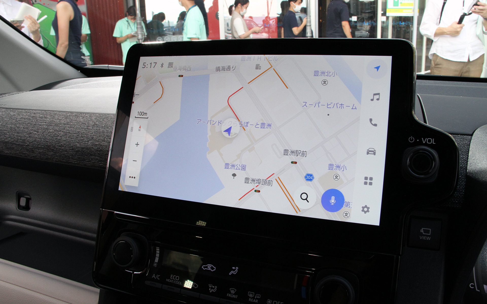 インテリアでは水平基調のインストルメントパネルを採用。アッパー部前端から左右のドアベルトラインへのシームレスなつながりにより、室内空間の広がりと車両感覚のつかみやすさをサポート。インテリアカラーは明るい「フロマージュ」、落ち着いた空間を演出する「ブラック」、親しみやすいアースカラーの「カーキ」（オプション設定）の3色を用意