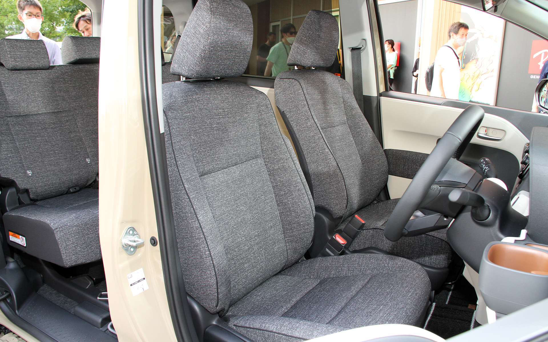 インテリアでは水平基調のインストルメントパネルを採用。アッパー部前端から左右のドアベルトラインへのシームレスなつながりにより、室内空間の広がりと車両感覚のつかみやすさをサポート。インテリアカラーは明るい「フロマージュ」、落ち着いた空間を演出する「ブラック」、親しみやすいアースカラーの「カーキ」（オプション設定）の3色を用意