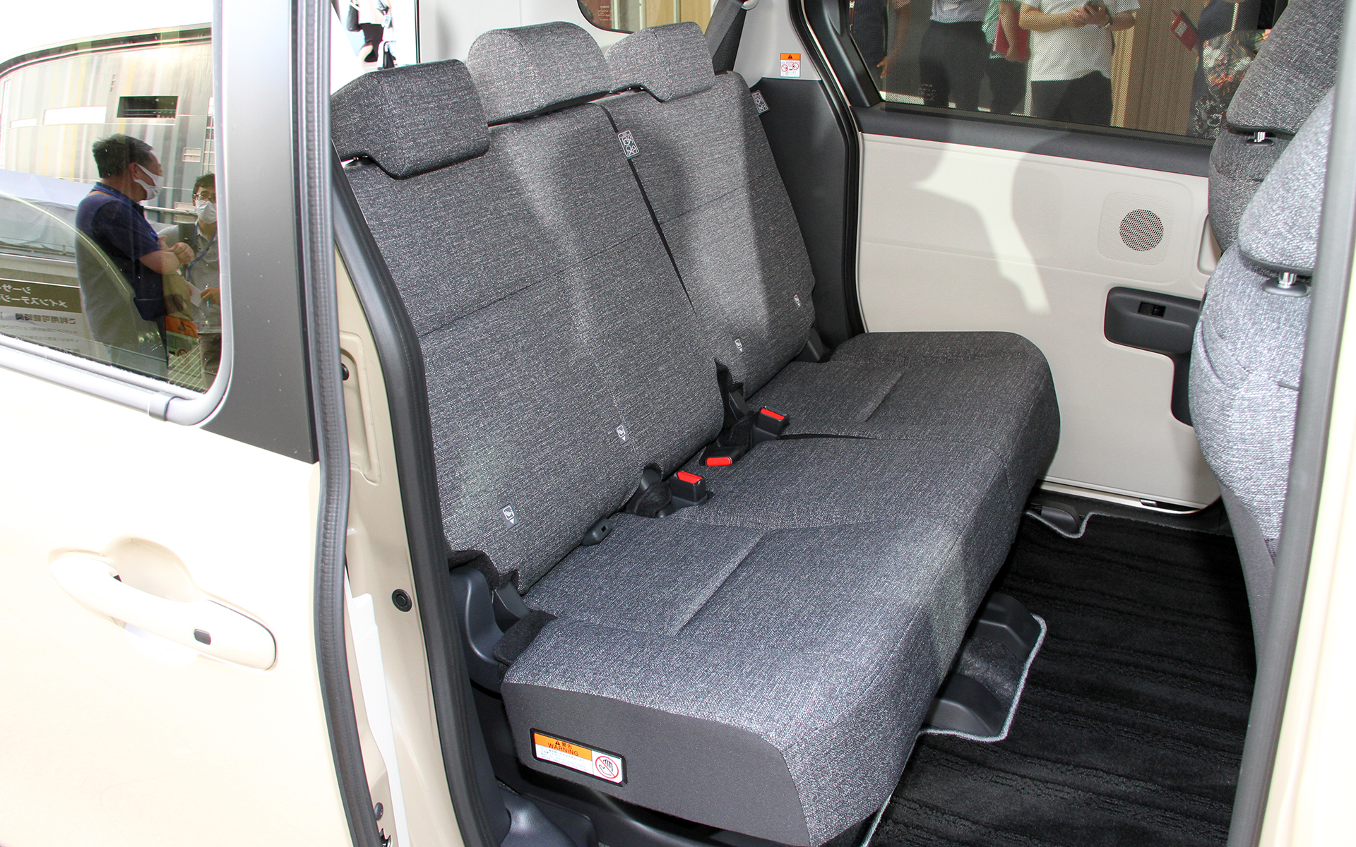 インテリアでは水平基調のインストルメントパネルを採用。アッパー部前端から左右のドアベルトラインへのシームレスなつながりにより、室内空間の広がりと車両感覚のつかみやすさをサポート。インテリアカラーは明るい「フロマージュ」、落ち着いた空間を演出する「ブラック」、親しみやすいアースカラーの「カーキ」（オプション設定）の3色を用意