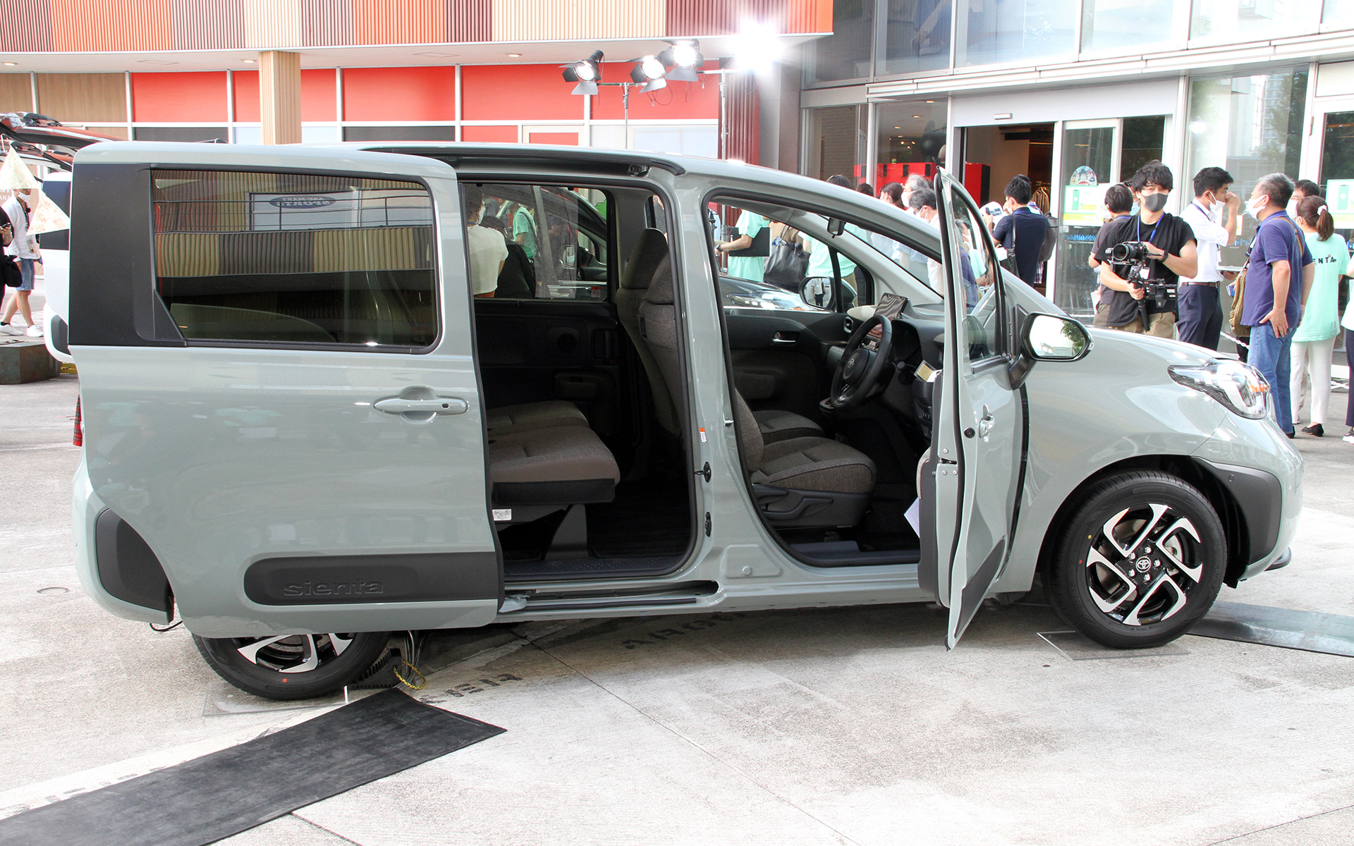 330mmと低いフロア地上高や段差のないフラットなフロアを踏襲しつつ、パワースライドドア開口部の高さを1200mm（従来型比＋60mm）に広げた