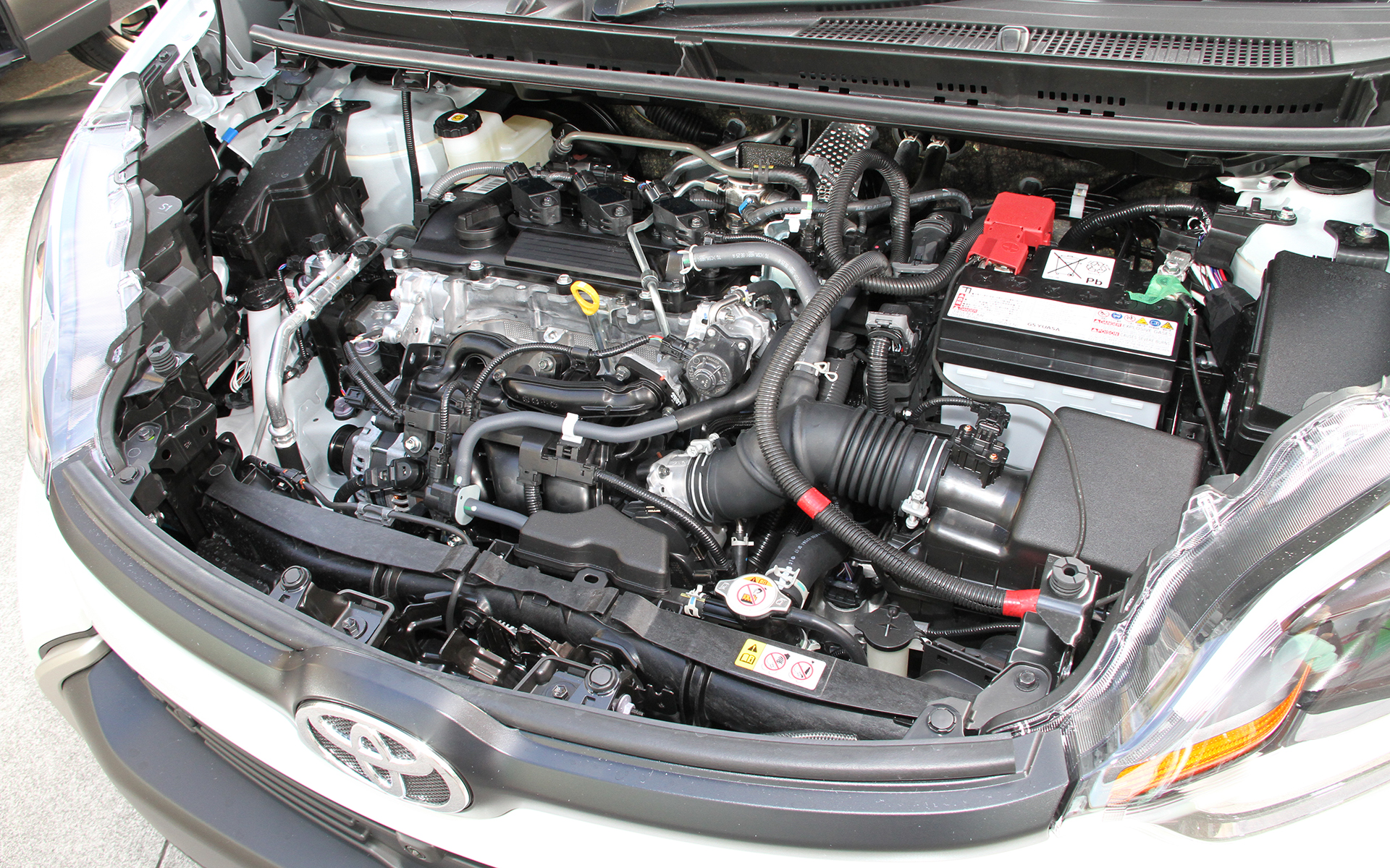 ガソリンモデルが搭載する直列3気筒1.5リッターダイナミックフォースエンジンは最高出力88kW（120PS）/6600rpm、最大トルク145Nm（14.8kgfm）/4800-5200rpmを発生