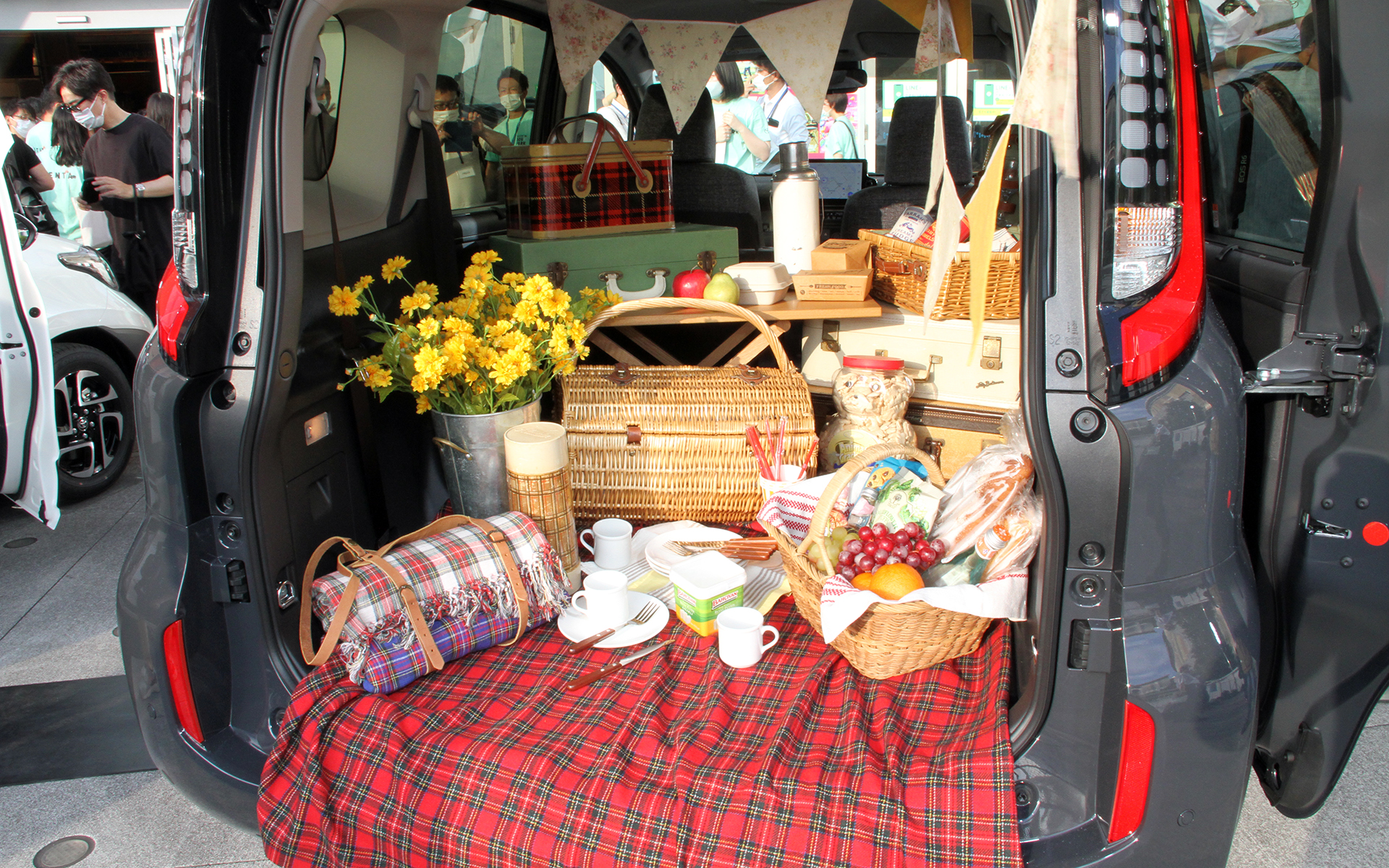 インテリアでは水平基調のインストルメントパネルを採用。アッパー部前端から左右のドアベルトラインへのシームレスなつながりにより、室内空間の広がりと車両感覚のつかみやすさをサポート。インテリアカラーは明るい「フロマージュ」、落ち着いた空間を演出する「ブラック」、親しみやすいアースカラーの「カーキ」（オプション設定）の3色を用意