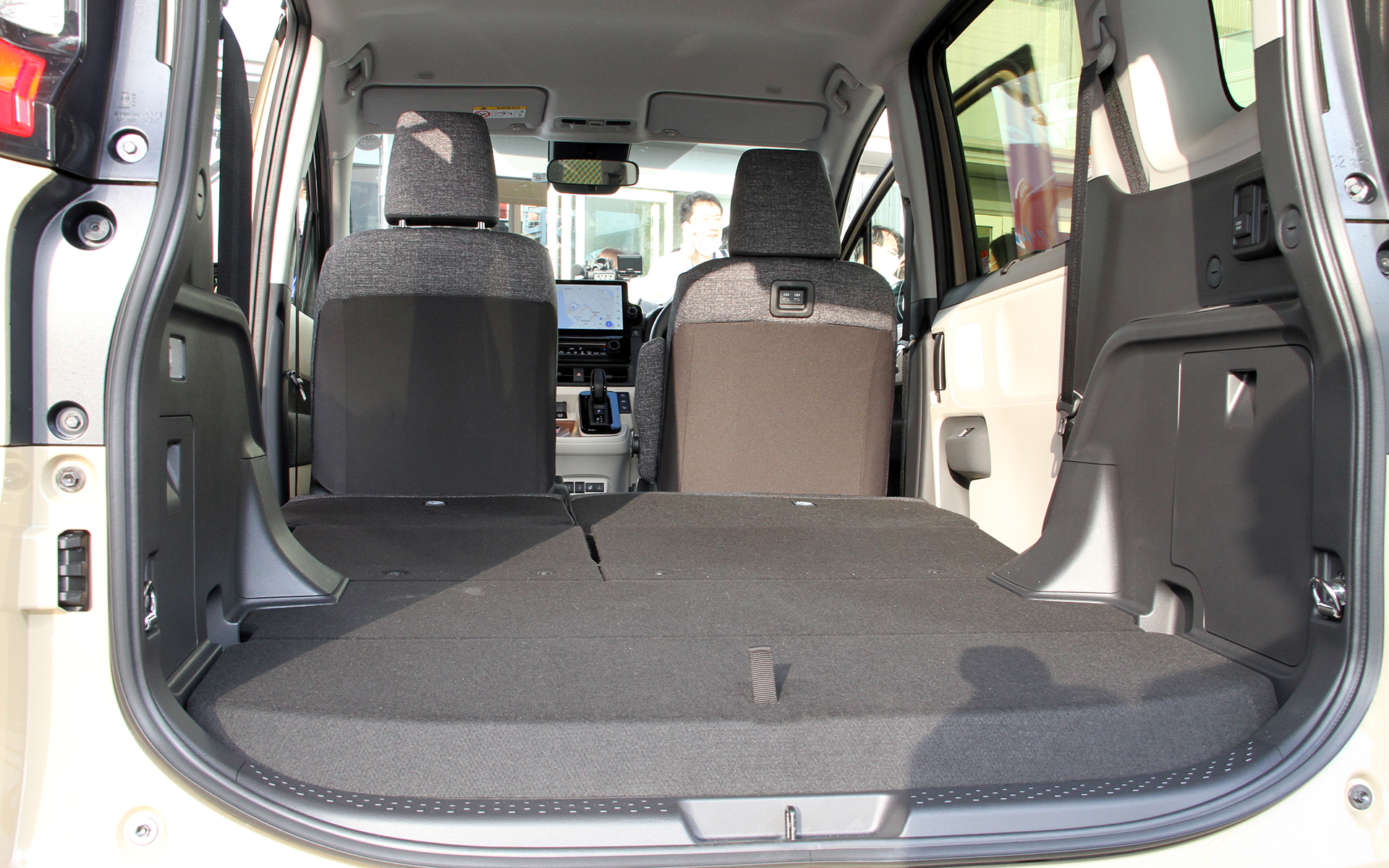 インテリアでは水平基調のインストルメントパネルを採用。アッパー部前端から左右のドアベルトラインへのシームレスなつながりにより、室内空間の広がりと車両感覚のつかみやすさをサポート。インテリアカラーは明るい「フロマージュ」、落ち着いた空間を演出する「ブラック」、親しみやすいアースカラーの「カーキ」（オプション設定）の3色を用意