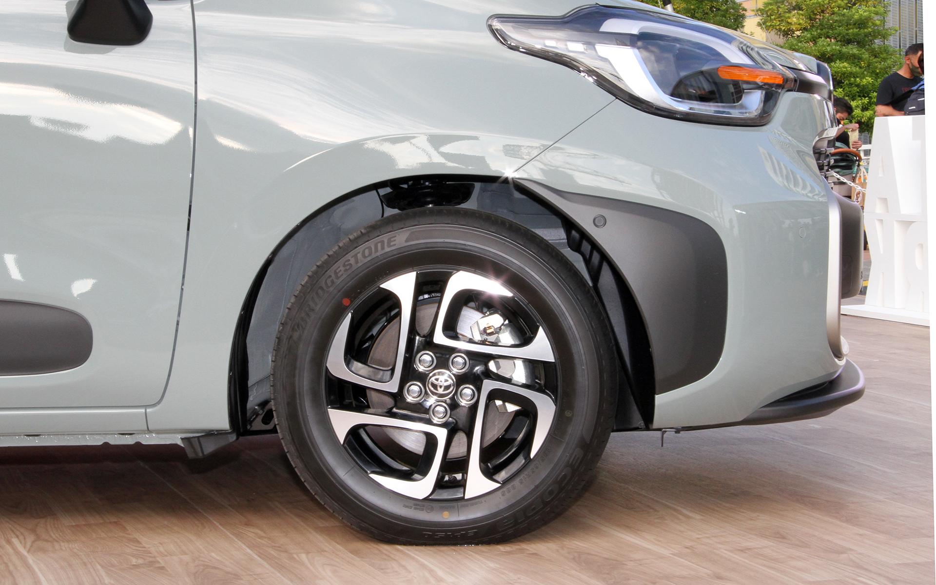 Zグレードにオプション設定される切削光輝＋ブラック塗装の15インチアルミホイール（タイヤサイズは185/65R15）