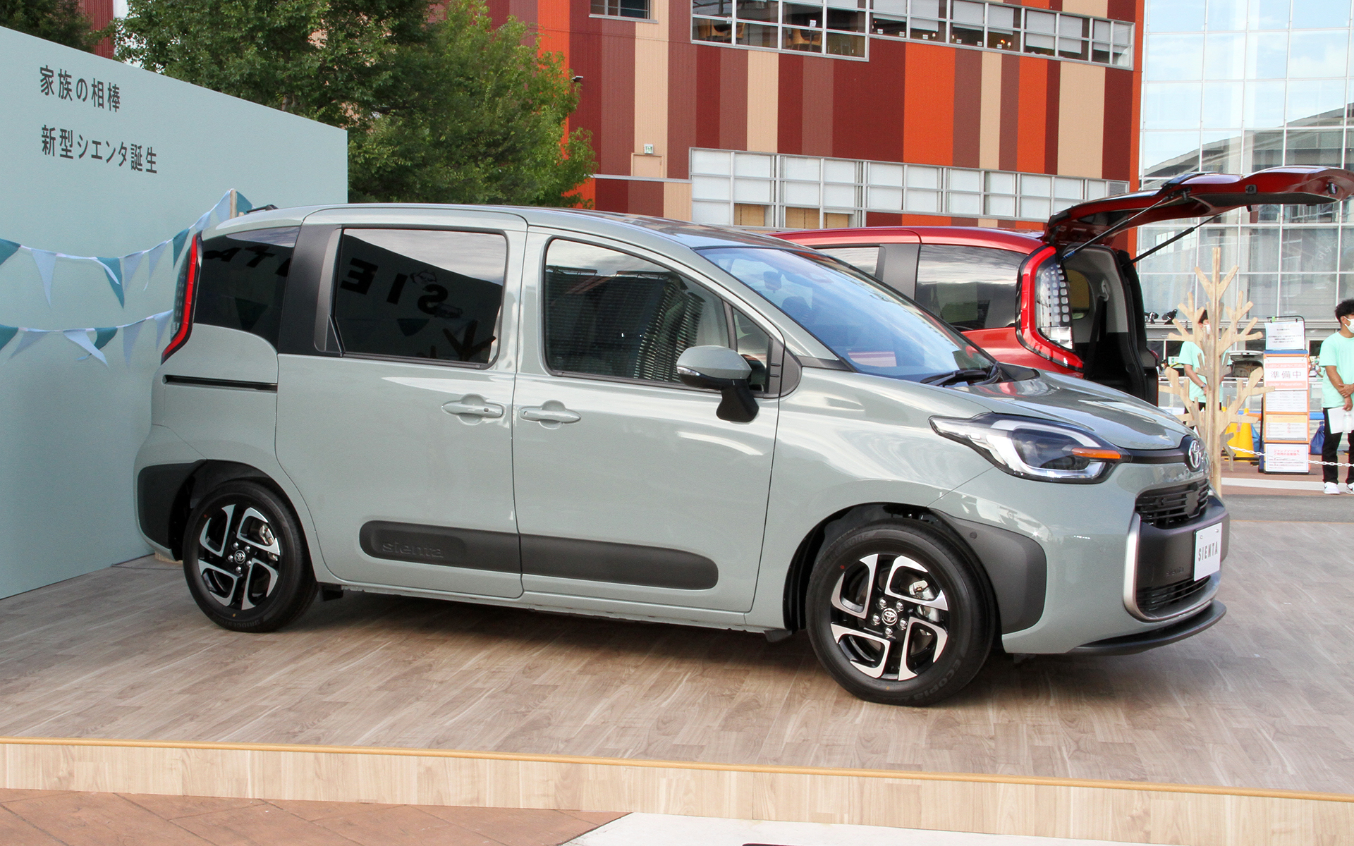 新型シエンタのボディサイズは4260×1695×1695mm（全長×全幅×全高、4WDは車高1715mm）、ホイールベースは2750mm。良好な視界と運転しやすい見切りを表現したルーミネスなウィンドウを採用するとともに、コーナー部を丸くしてコンパクトに見せ、取りまわしのよさにもつながる“シカクマルシルエット”を実現。大きなサイドプロテクションモールも特徴的