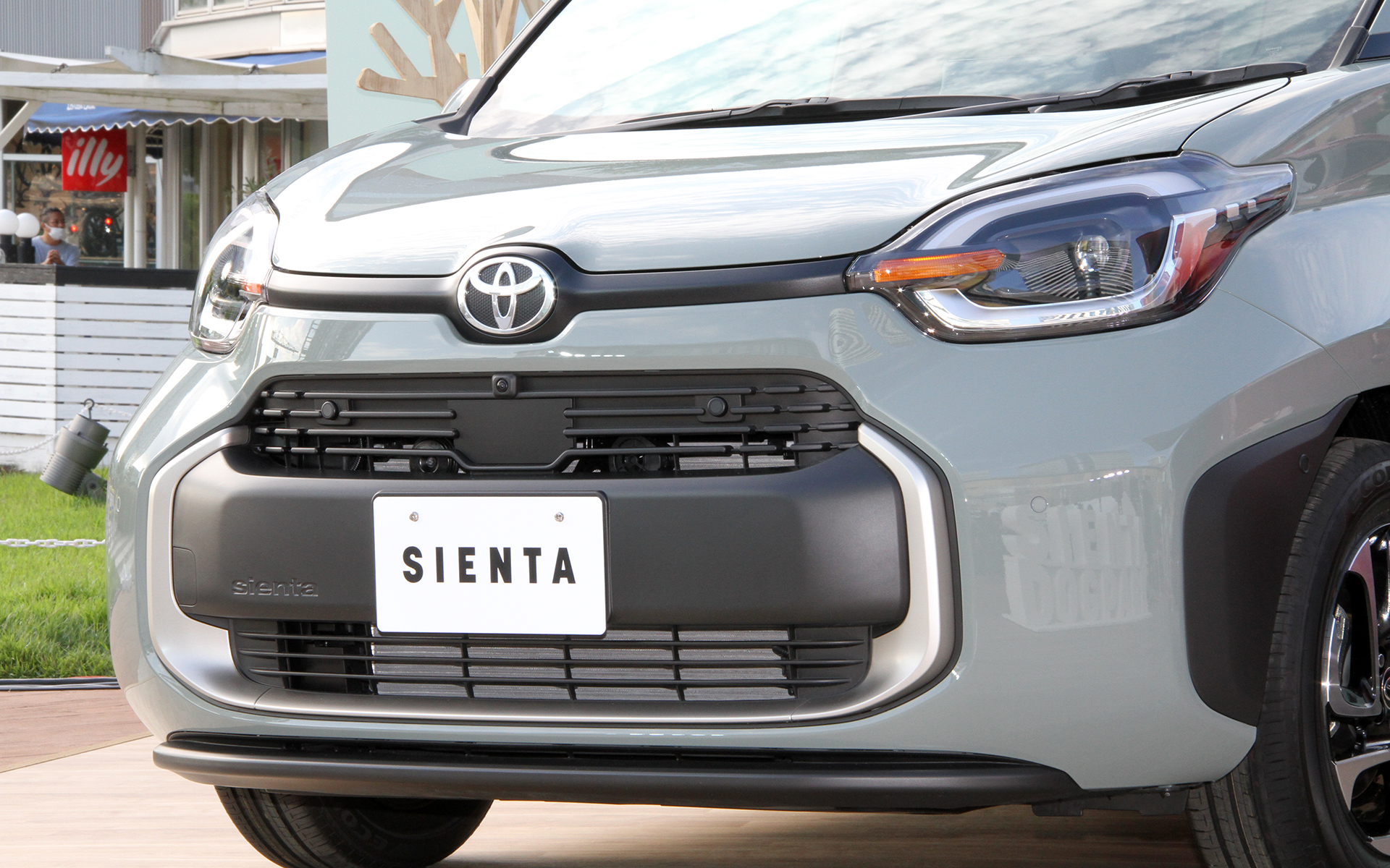 Zグレードのグリルモールは金属調塗装。GおよびXのグリルモールはブラックとなる