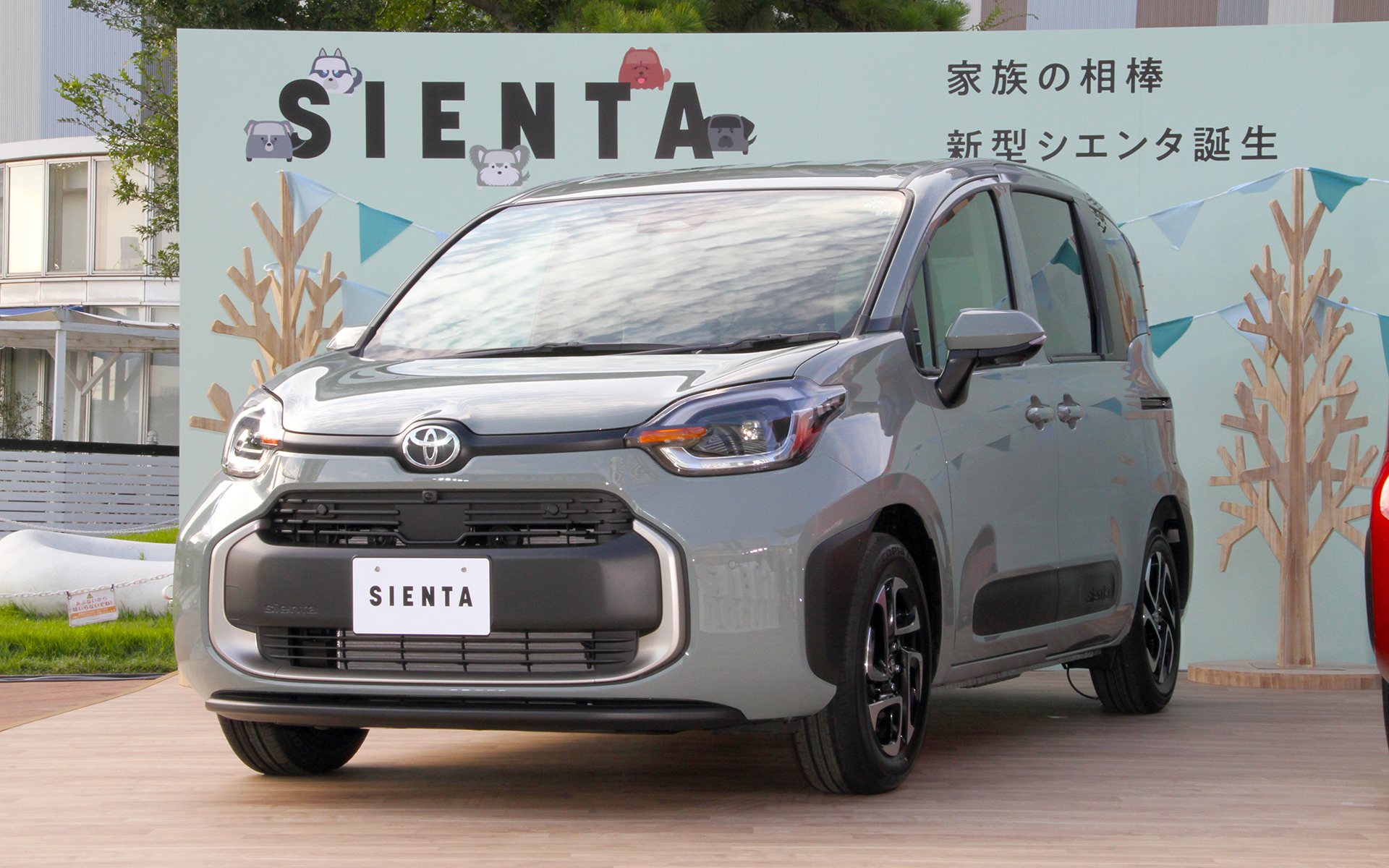 新型シエンタのボディサイズは4260×1695×1695mm（全長×全幅×全高、4WDは車高1715mm）、ホイールベースは2750mm。良好な視界と運転しやすい見切りを表現したルーミネスなウィンドウを採用するとともに、コーナー部を丸くしてコンパクトに見せ、取りまわしのよさにもつながる“シカクマルシルエット”を実現。大きなサイドプロテクションモールも特徴的