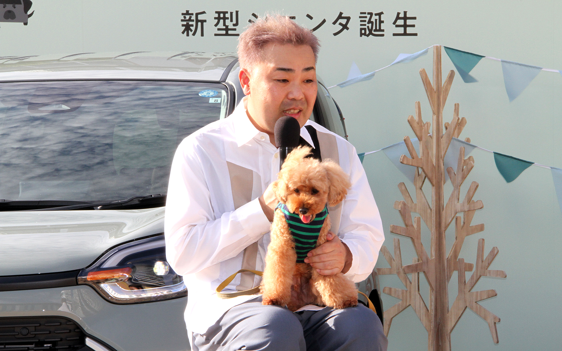 トイプードルの“つくし”を連れてきた岩尾さん。つくしについて「かわいいんですよ！　目がクリっとしていてタイプなんです。わんちゃんと泊まれるような温泉旅館に出かけたり。だから10年近く人間とは旅行に行ってないです」とコメント