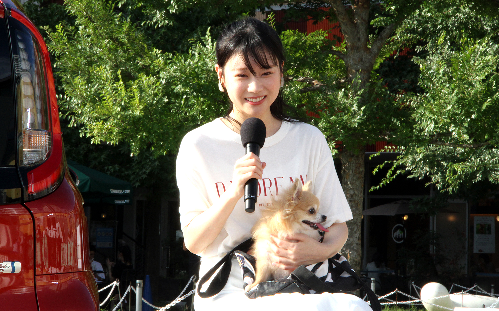 重盛さんは愛犬“タルト”の写真をSIENTA DOG PARKで撮ってもらったとのことで、「タルトはプロに撮影してもらうのが初めてだったので心配していたんですが、全然私よりいい顔していて。カメラマンさんが私のことも素敵に撮ってくださったので、大切な1枚になりました。改めて愛犬のかわいさを再確認できました！」と、プロカメラマンの技術に驚いていた