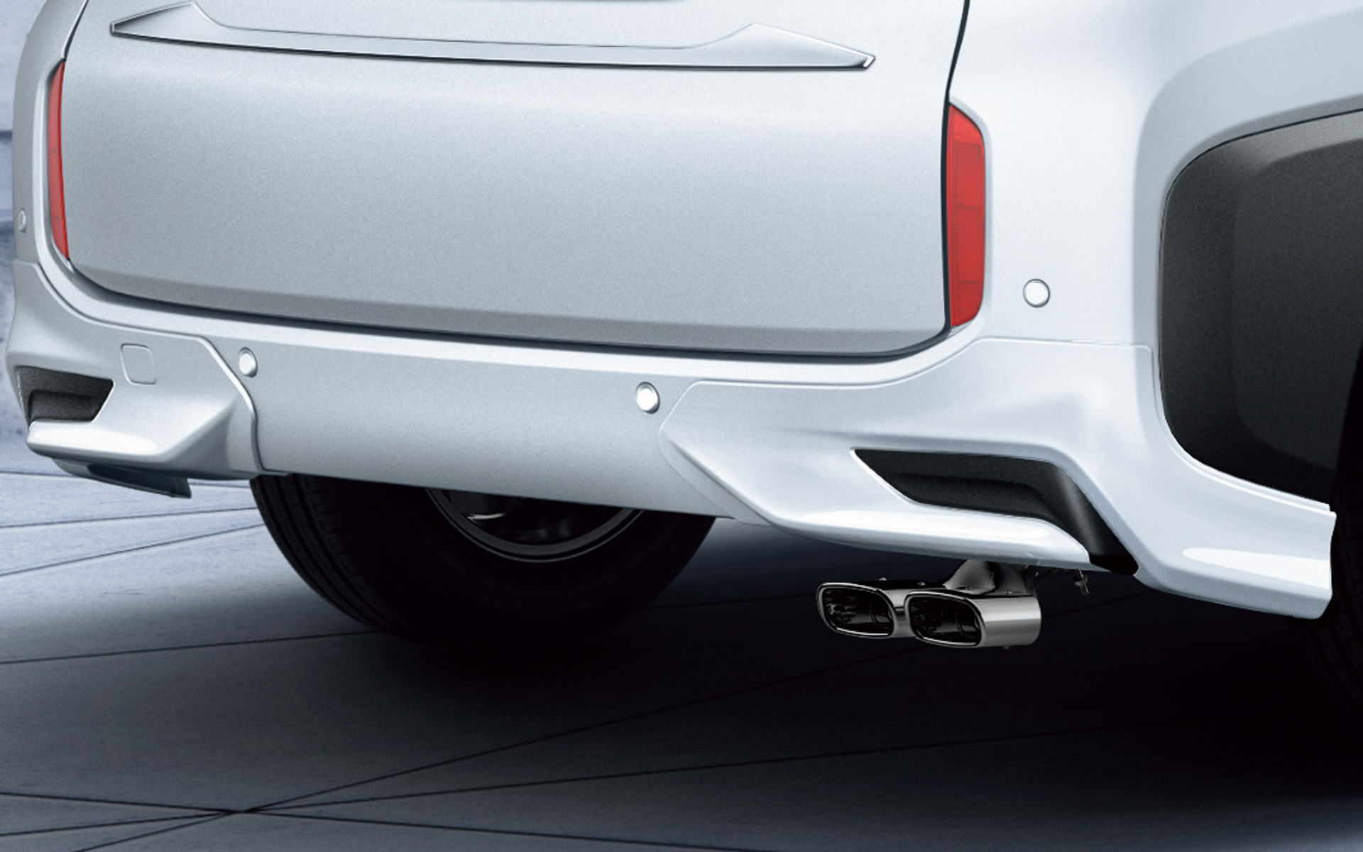 リアスパッツ（素地3万1900円、塗装済3万8500円）、マフラーカッター（3万800円）