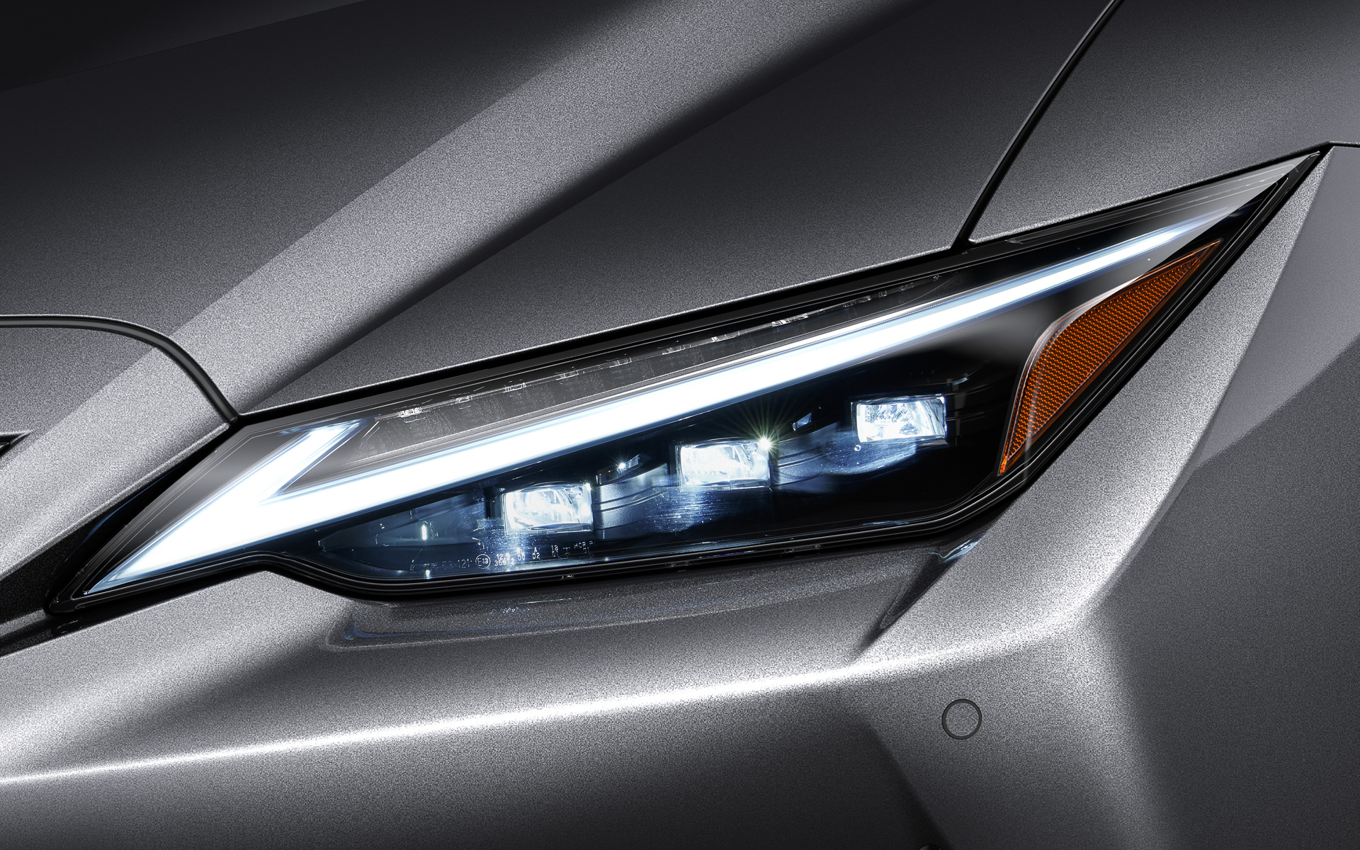 三眼フルLEDヘッドライト（ロー・ハイビーム）＆LEDフロントターンシグナルランプ