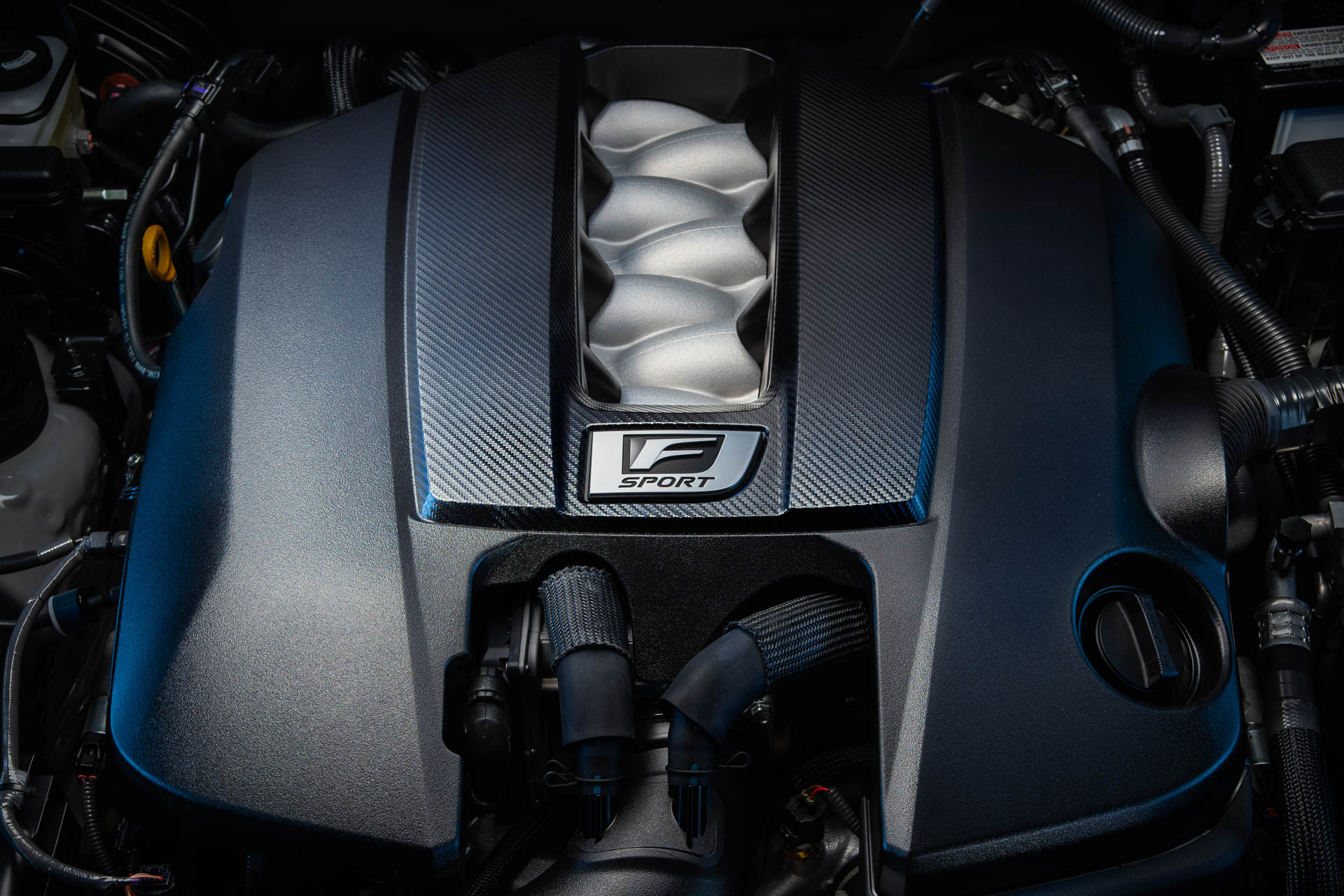 最高出力354kW（481PS）/7100rpm、最大トルク535Nm（54.6kgfm）/4800rpmを発生するV型8気筒 5.0リッターエンジンを搭載