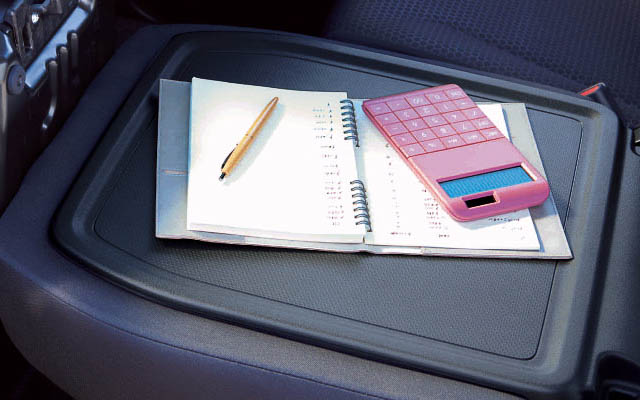 助手席シートバックテーブル