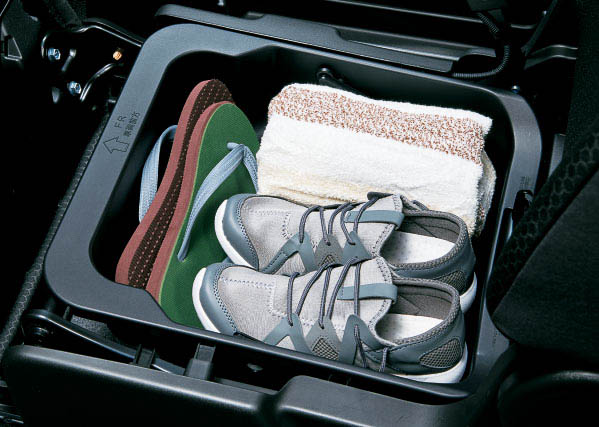 助手席シートアンダーボックス