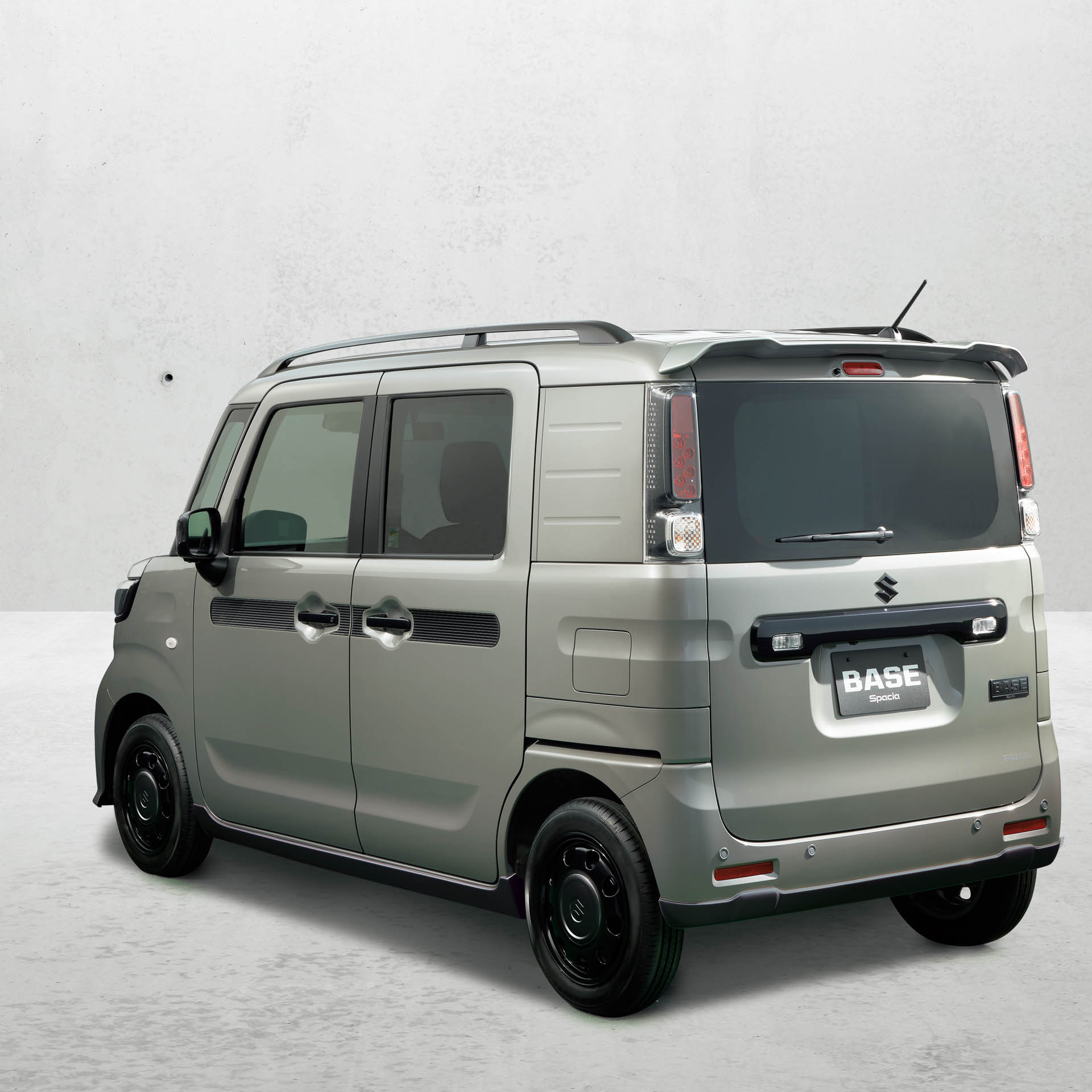 アクセサリー装着イメージ（エンブレム［ブラック］・ルーフエンドスポイラー・サイドアンダースポイラー・リアアンダースポイラー・サイドデカール［スリット］）