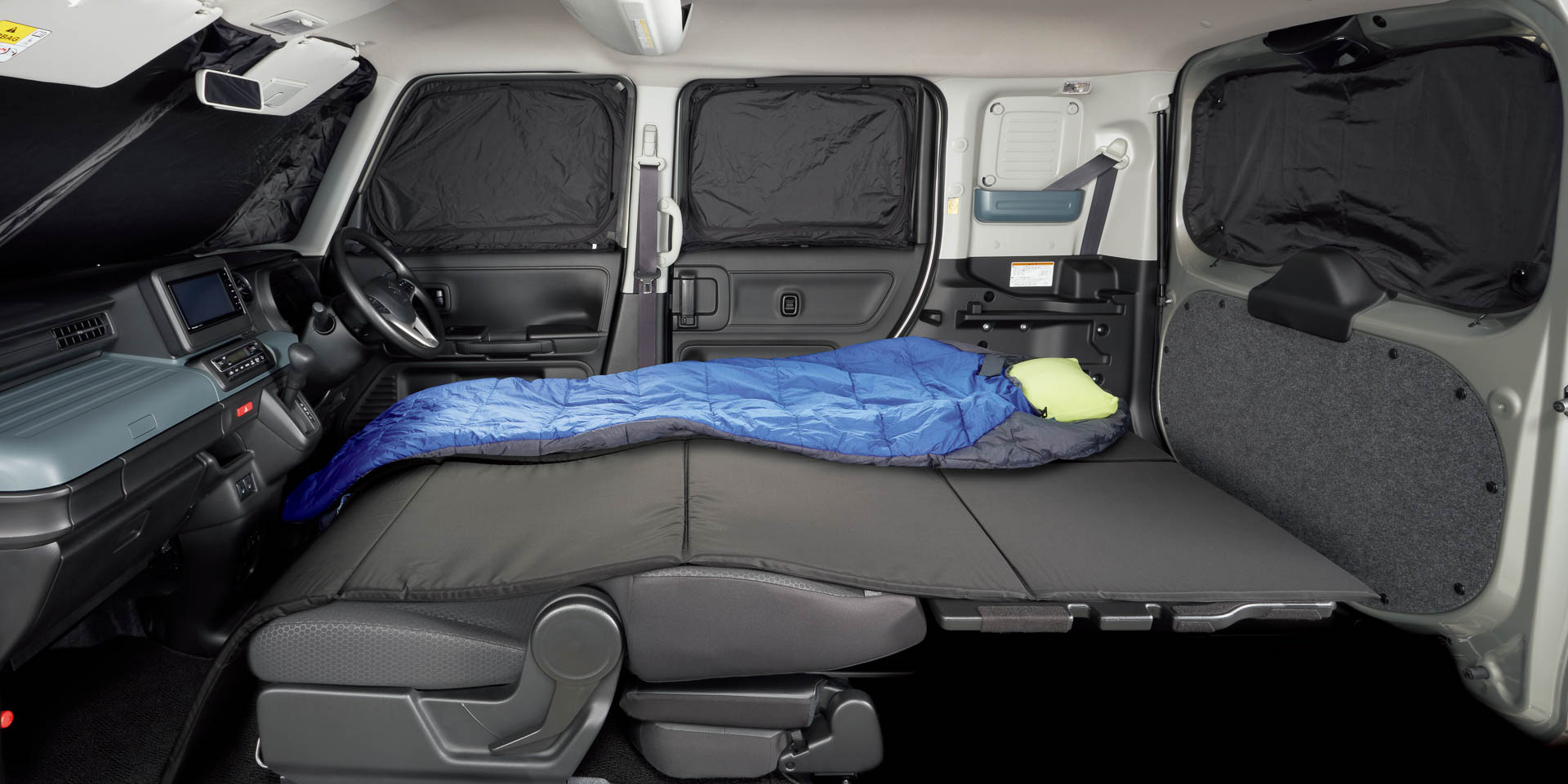 アクセサリー装着イメージ（リラックスクッション・フロントプライバシーシェード・リアプライバシーシェード）