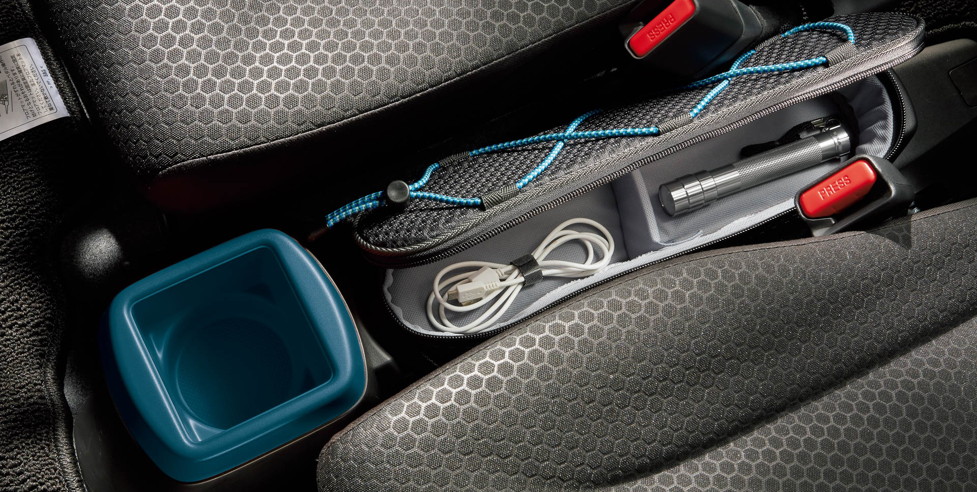 アクセサリー装着イメージ（フロアコンソールガーニッシュ［デニムブルー］・コンソールバッグ）