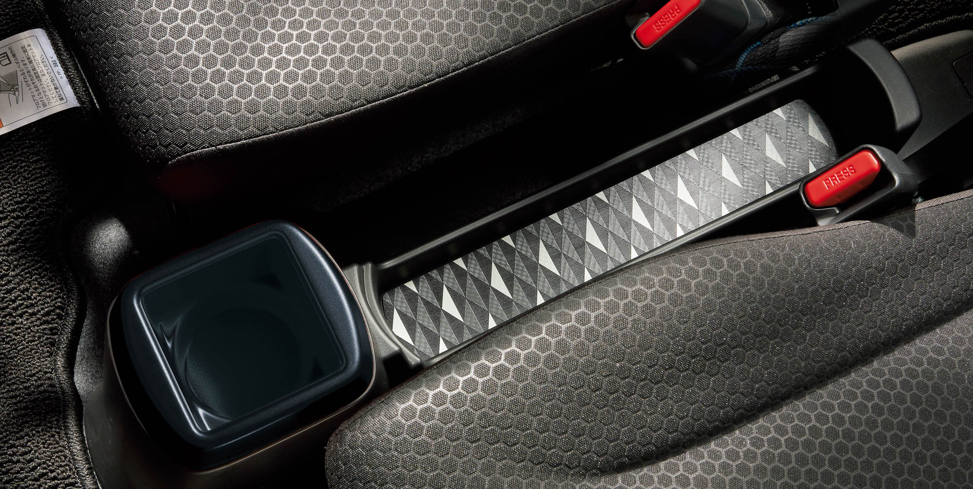 アクセサリー装着イメージ（フロアコンソールガーニッシュ［ピアノブラック］・コンソールトレーマット）
