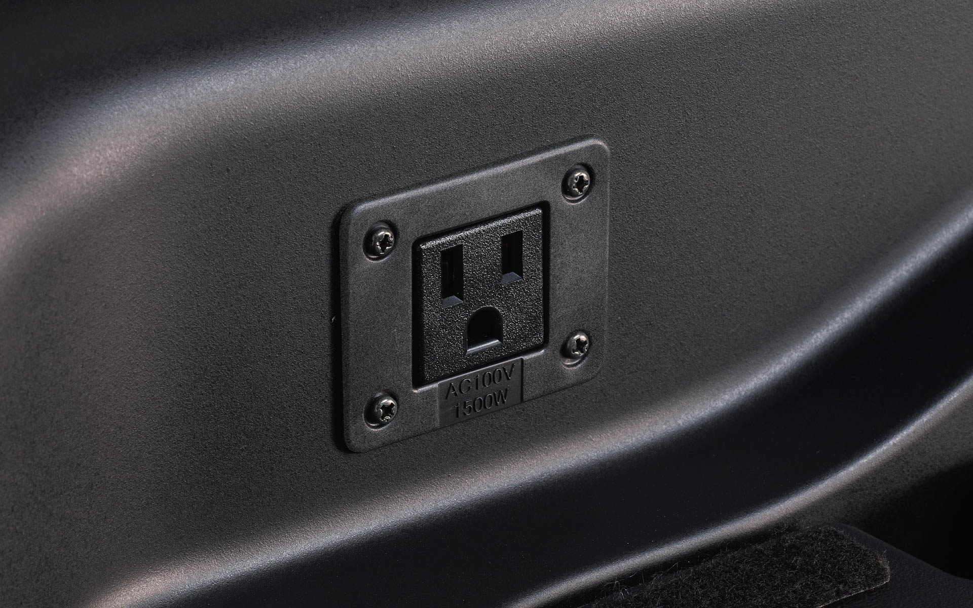 外部電源ユニット（室内コンセント差込口・左側リアクォータートリム）