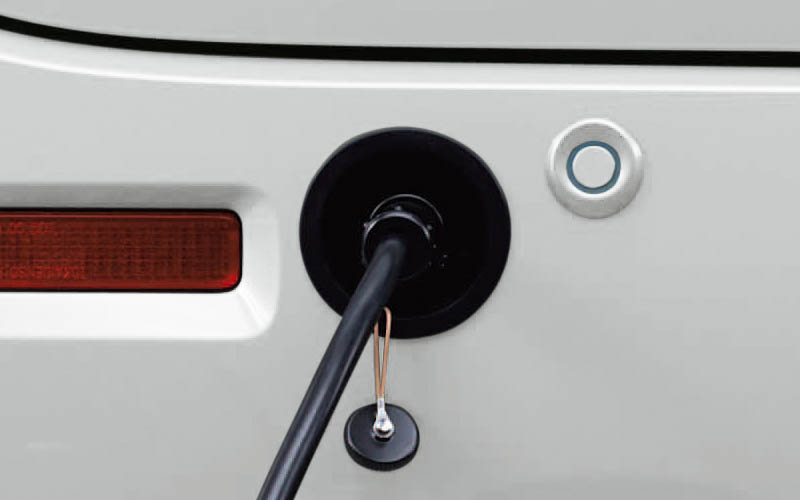 外部電源ユニット（電源取込口・リアバンパー左側）