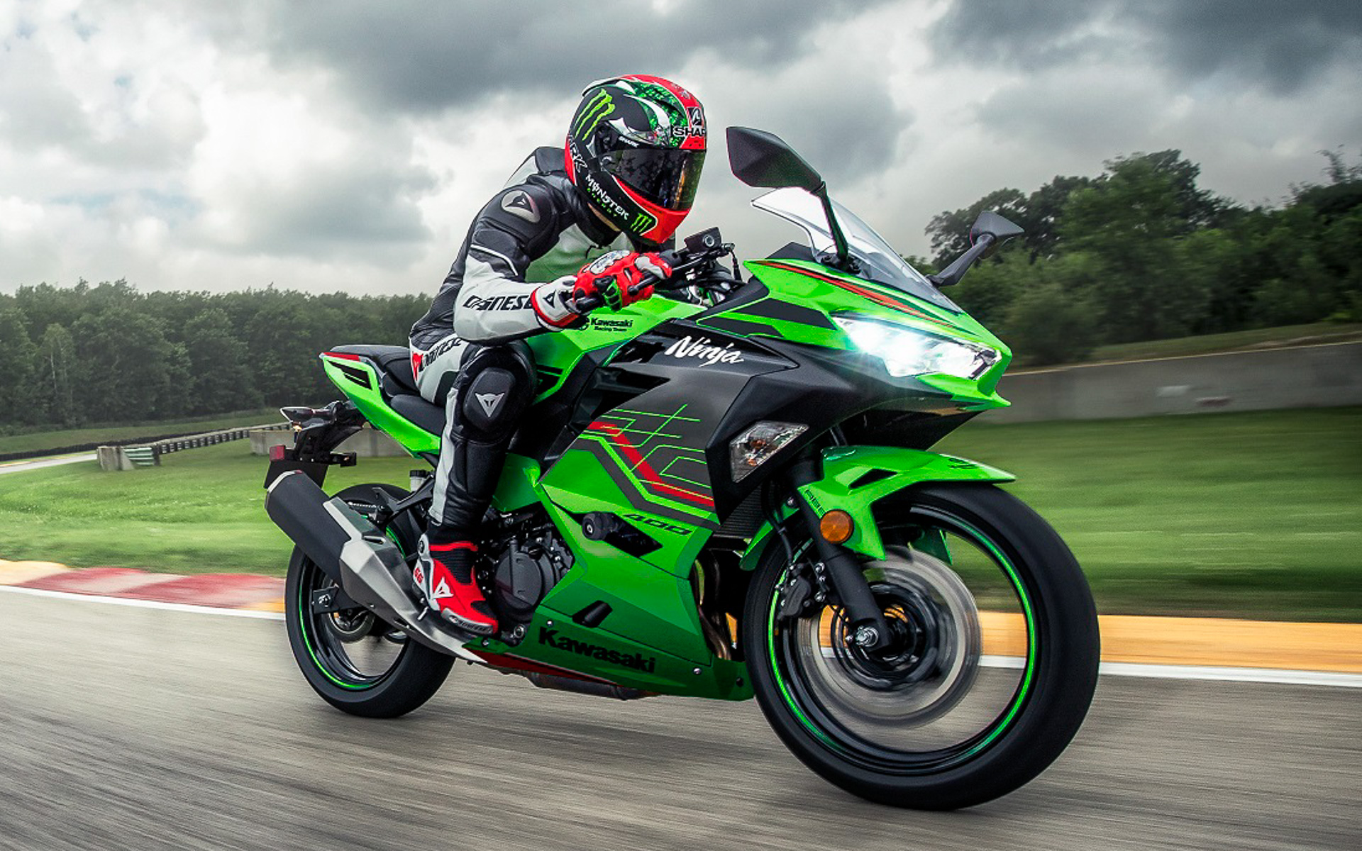 カワサキが新カラーリングの2023年モデル「Ninja 400シリーズ」「Z400」を9月20日に発売する