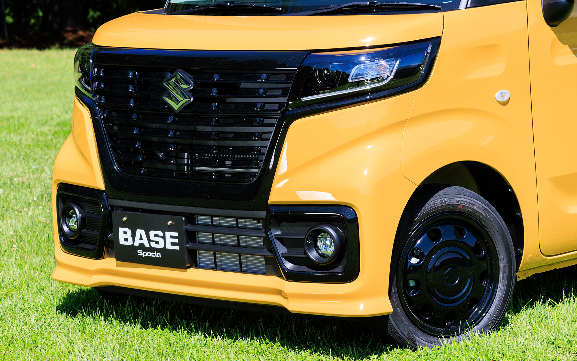 フロントマスクは大型のアンダーグリルなどスペーシア カスタムを踏襲。メッキ部分をブラックパールとすることでイメージを一新