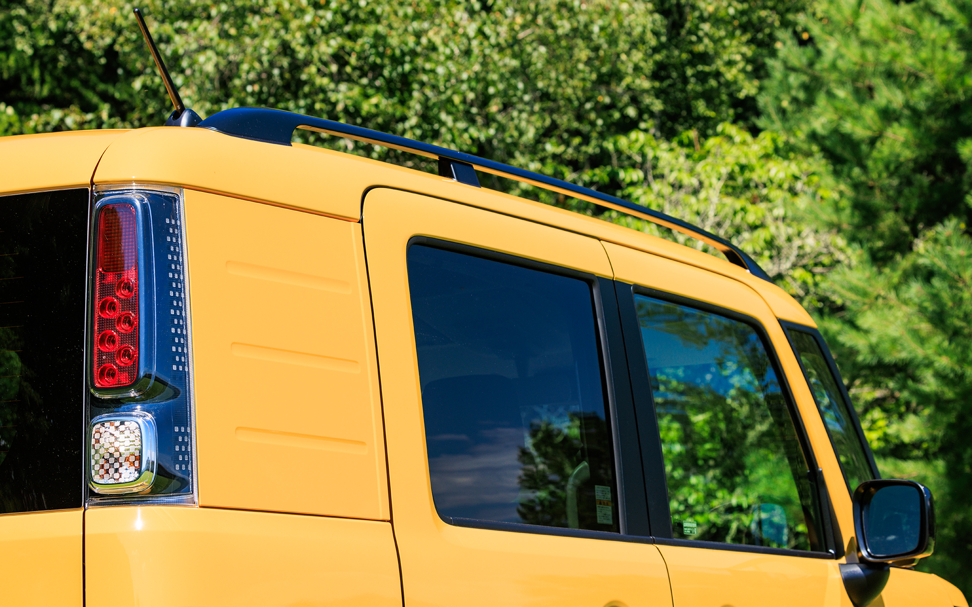 クォーターウィンドウをパネル化しているのが外観の特徴。XFに標準装備となるルーフレールもスズキ商用初となる装備