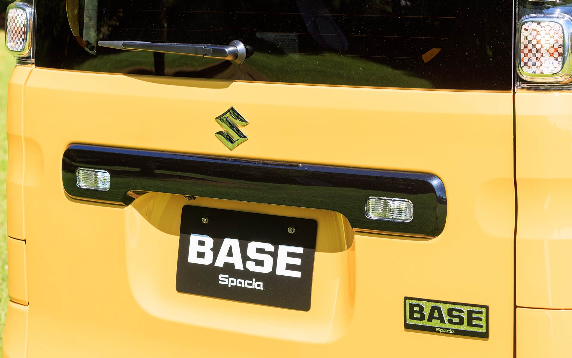 バックドアガーニッシュもメッキではなくブラックパール