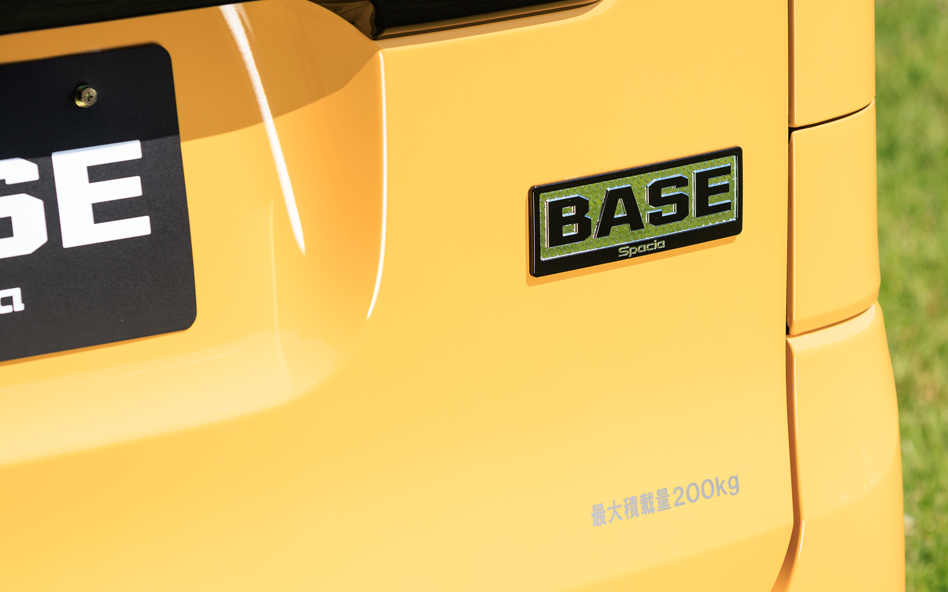 バックドアに付くバッヂは縞鋼板をモチーフとしたモノ。最大積載量は200kgと軽商用車としては抑えた数字