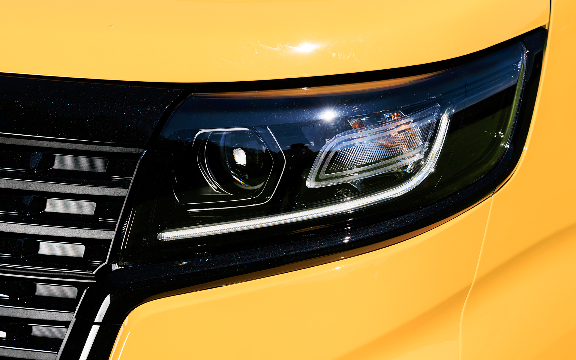 なんと全車LEDヘッドライトが標準。こちらもブラック塗装によりで引き締まった印象