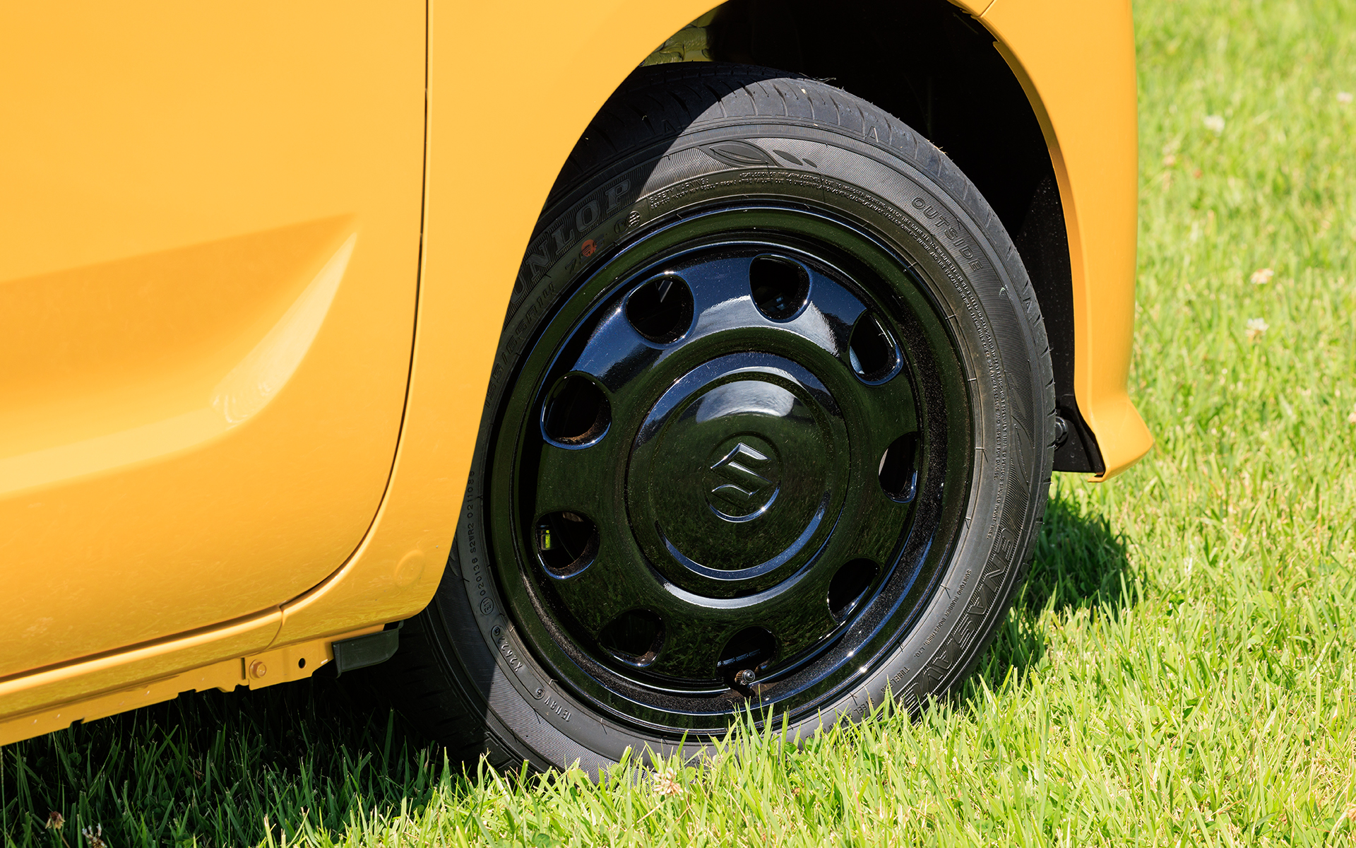 タイヤサイズはスペーシアと同じ155/65R14。撮影車両はダンロップのOEMモデル「エナセーブEC300＋」を装着。XFはブラック塗装のアルミホイールになる